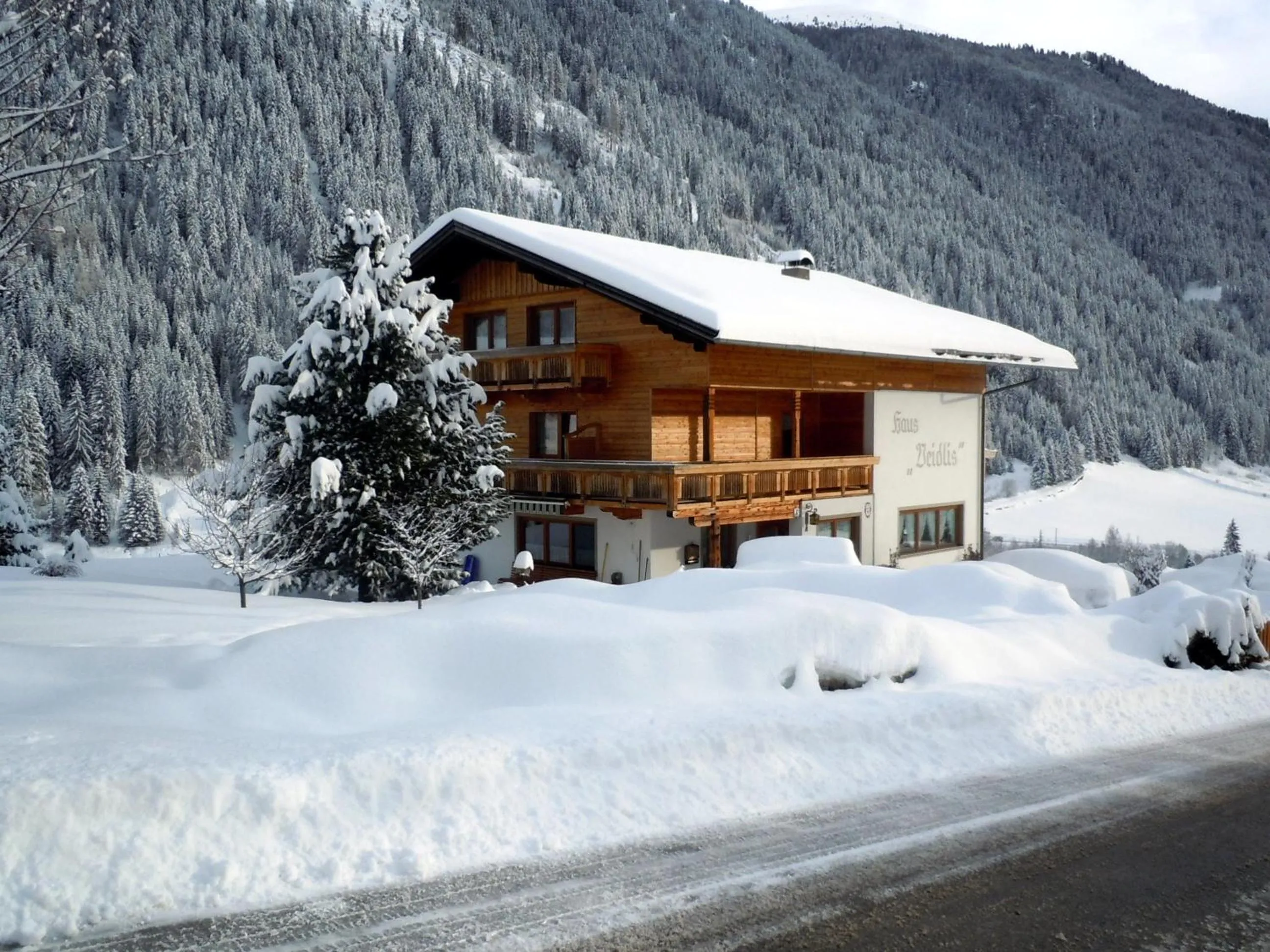 Facade/entrance in Haus Veidlis, Familie Obkircher