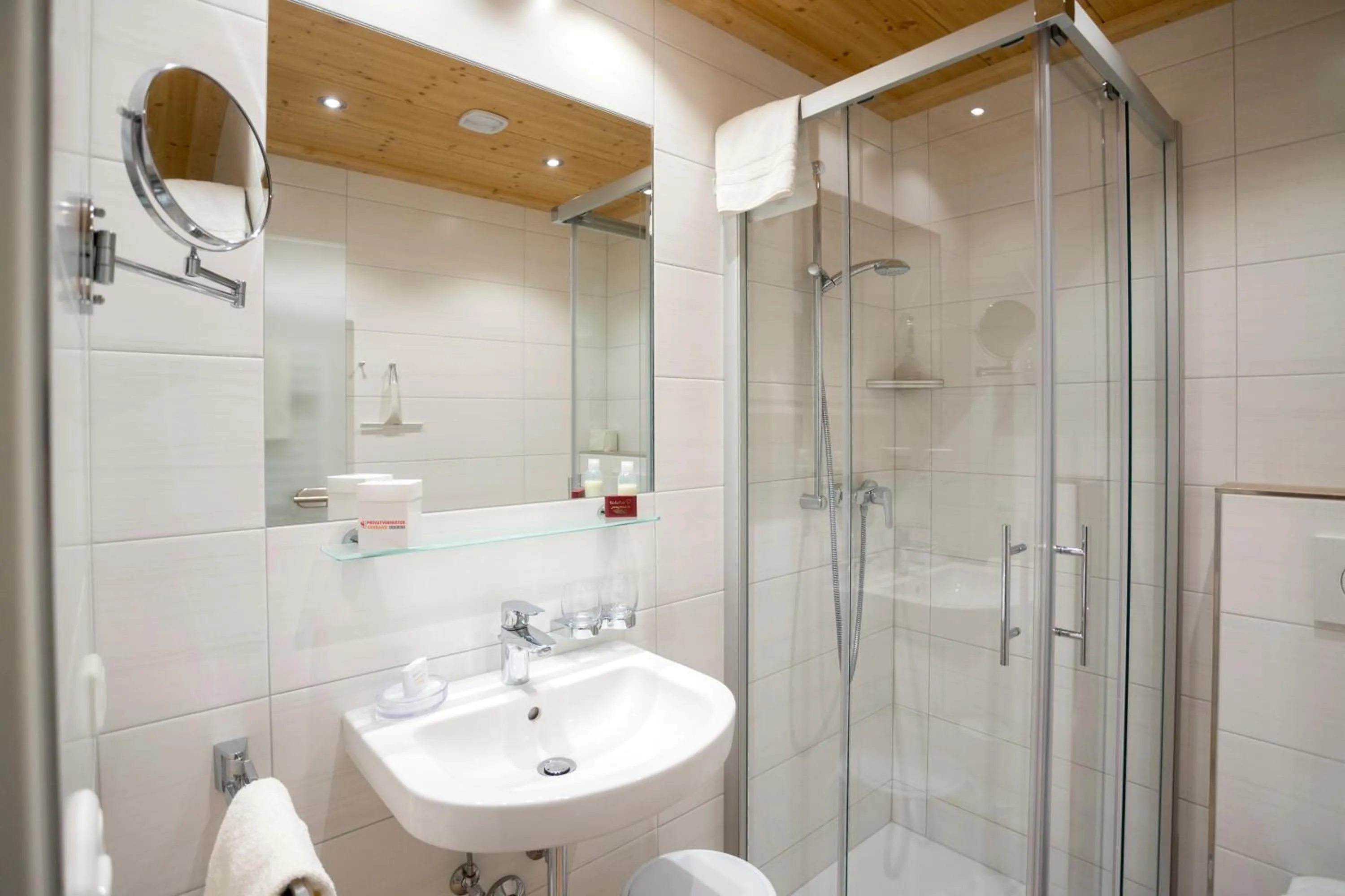 Shower in Haus Veidlis, Familie Obkircher