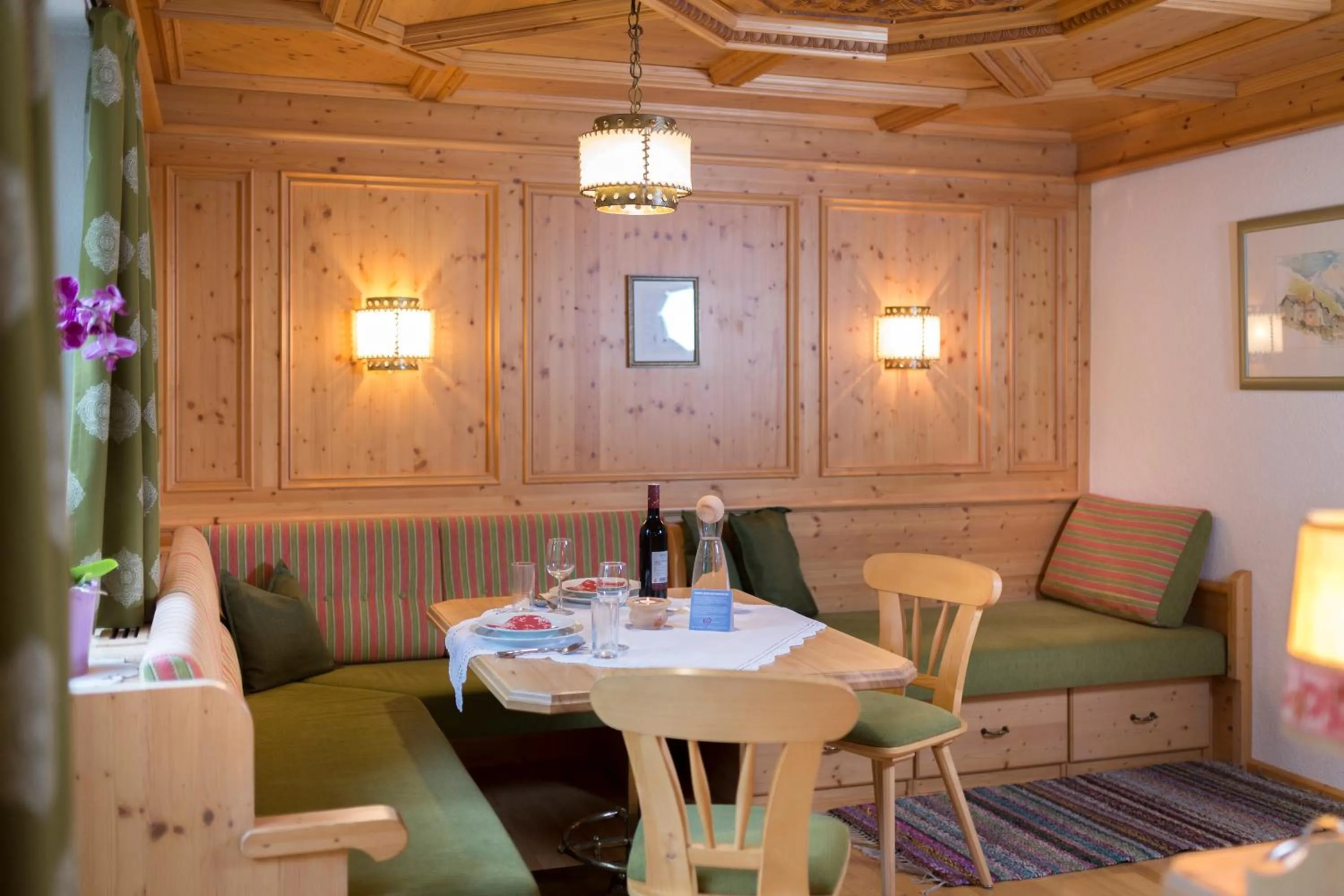 Restaurant/places to eat in Haus Veidlis, Familie Obkircher