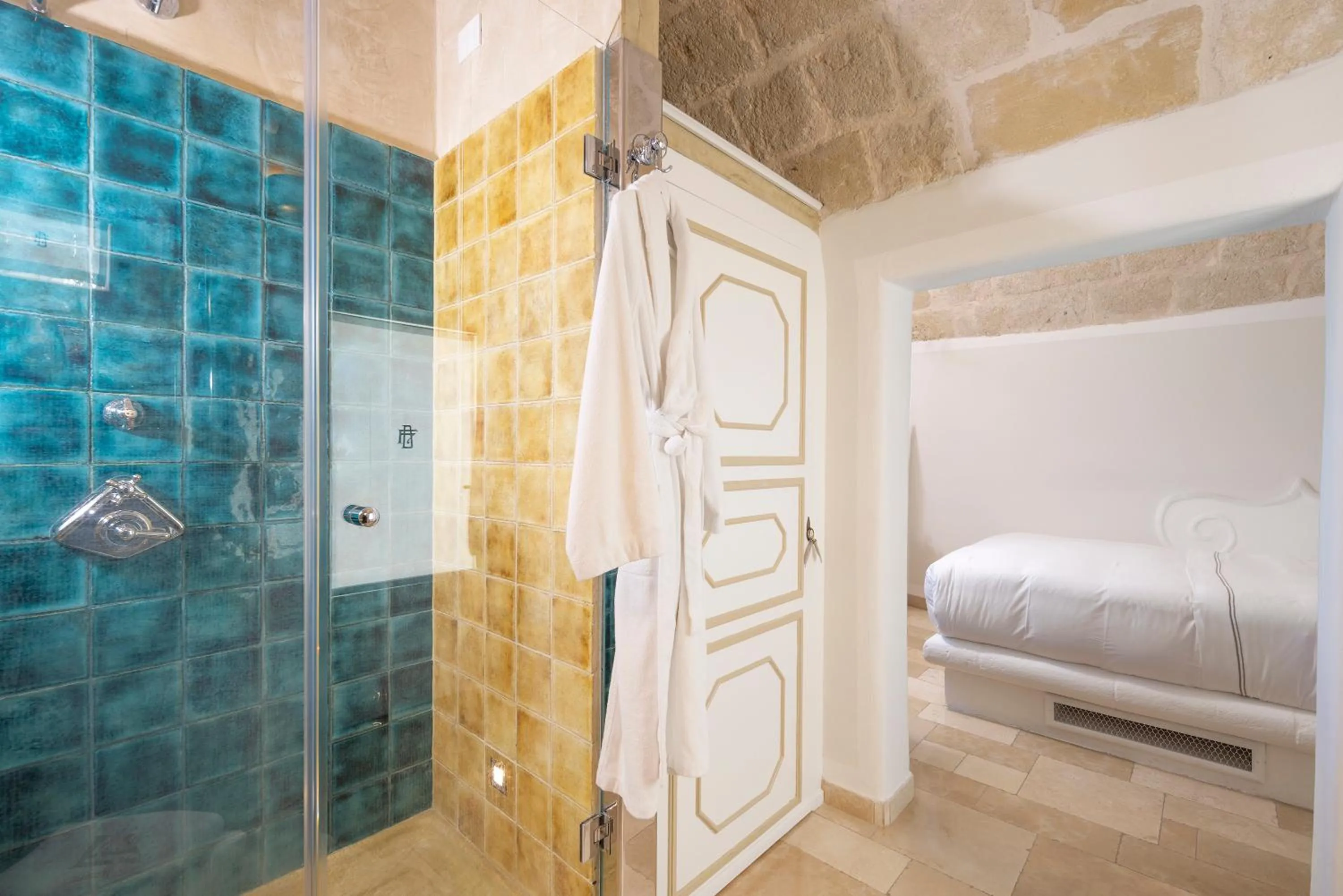 Bathroom, Bed in Hotel Don Ferrante