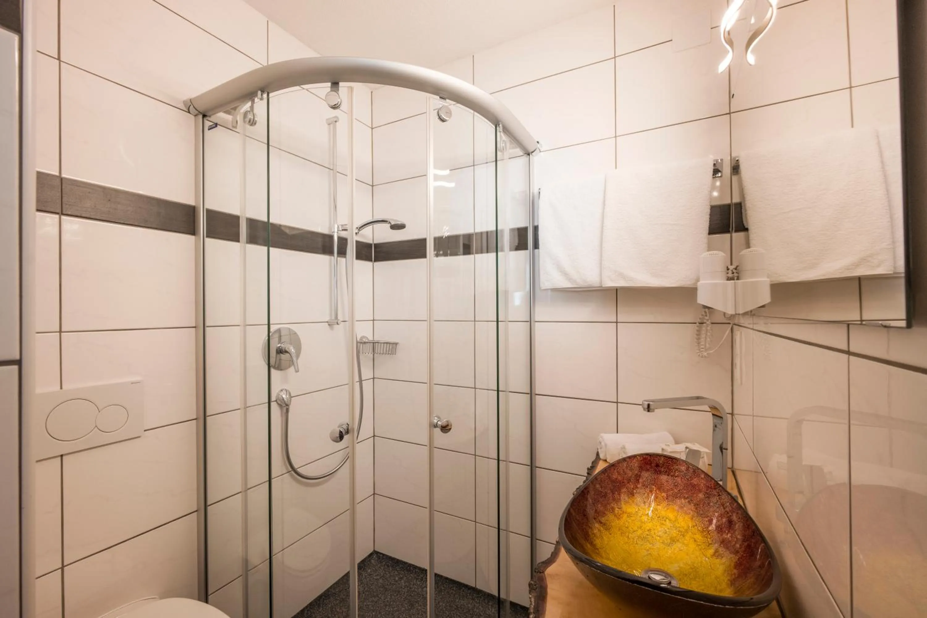 Shower in Gasthof Zellerstuben