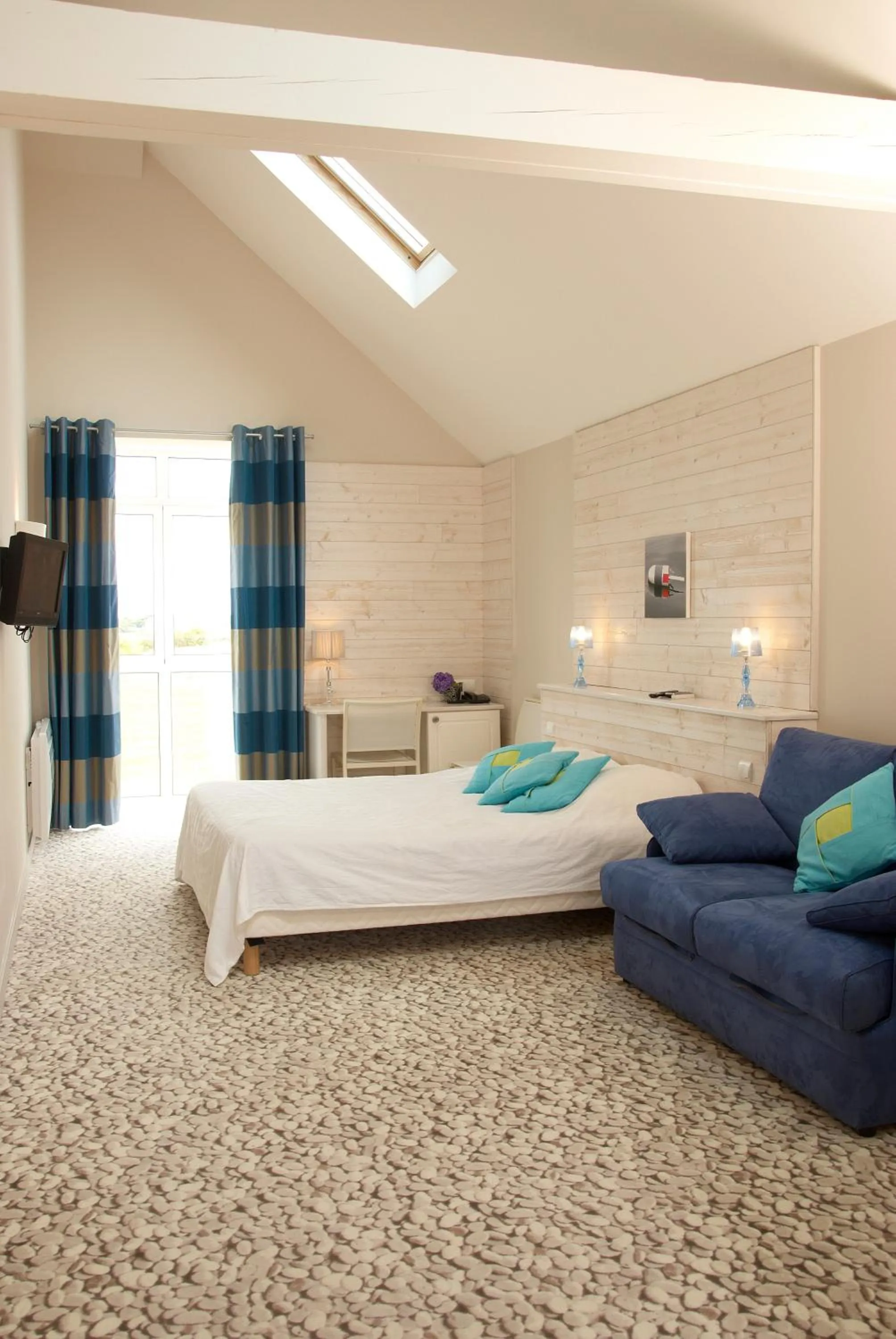 Photo of the whole room, Bed in Logis Hôtel Vent d'Iroise