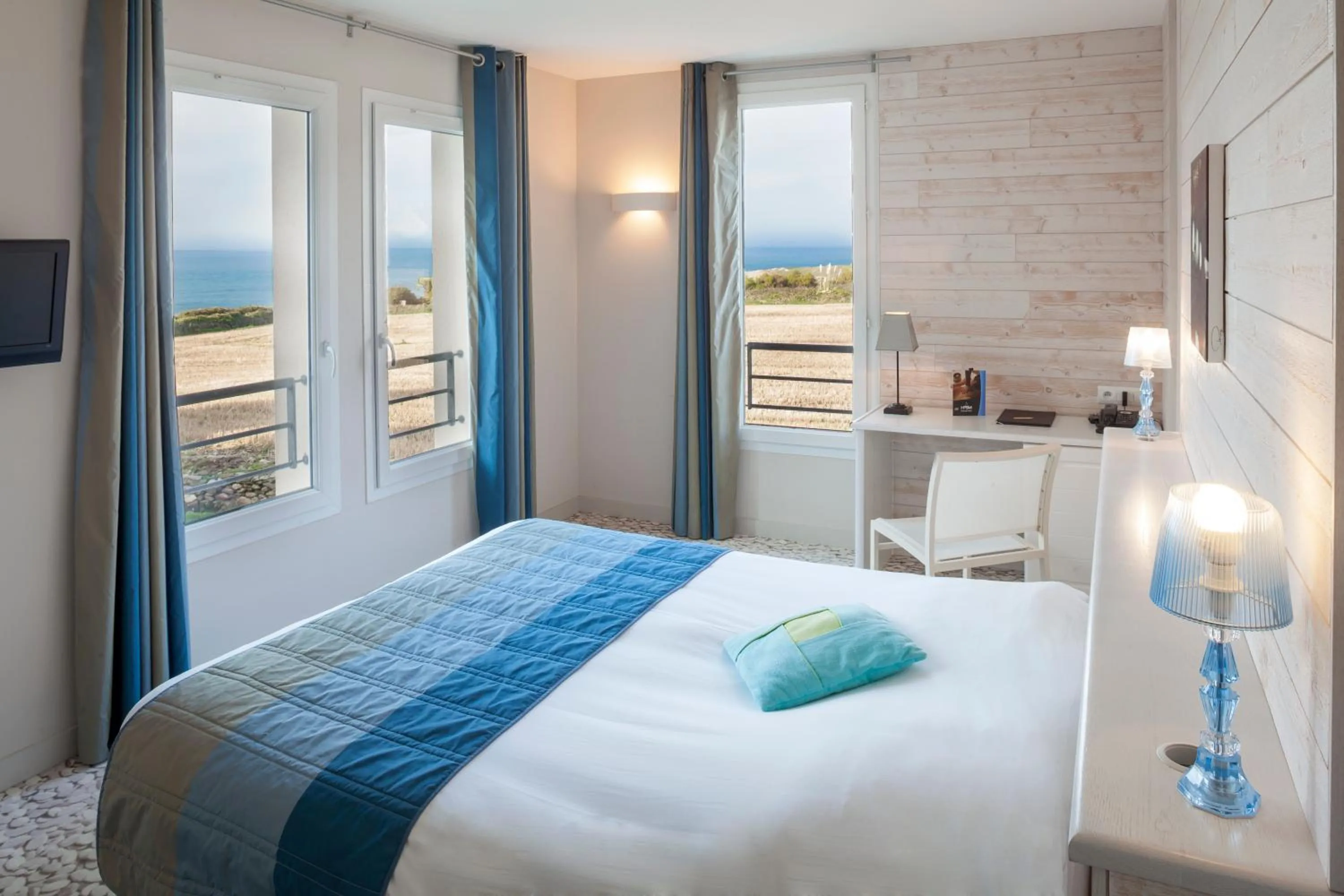 Balcony/Terrace, Bed in Logis Hôtel Vent d'Iroise