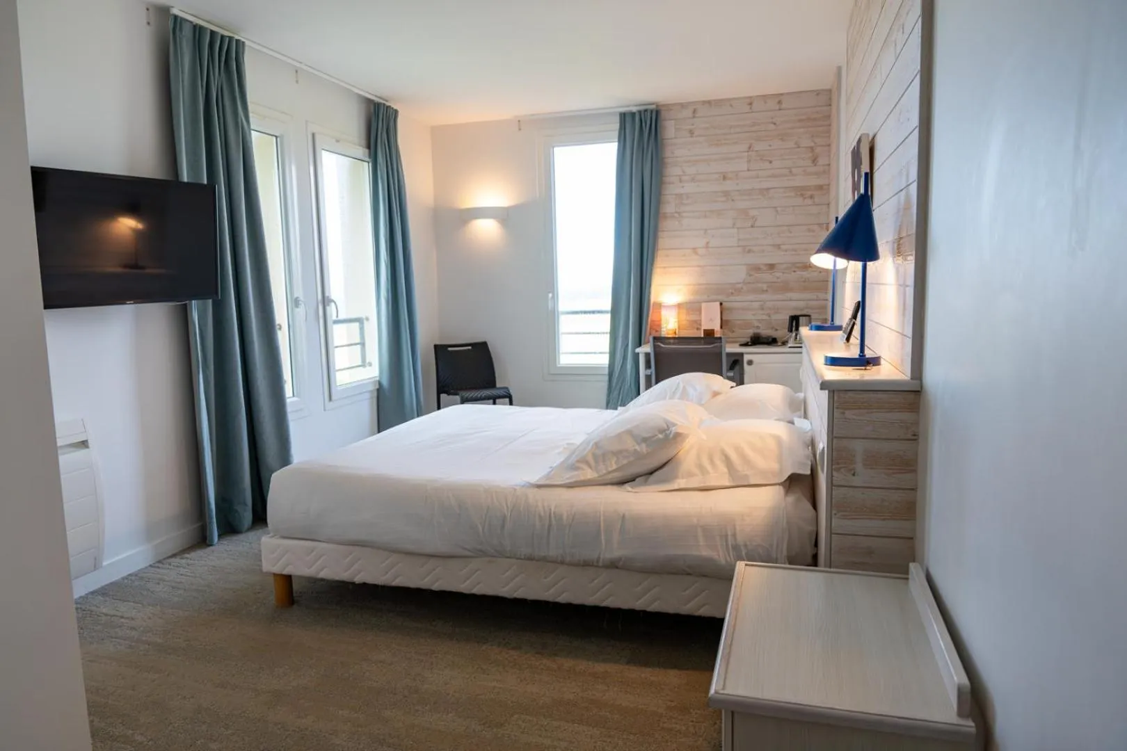 Bedroom, Bed in Logis Hôtel Vent d'Iroise