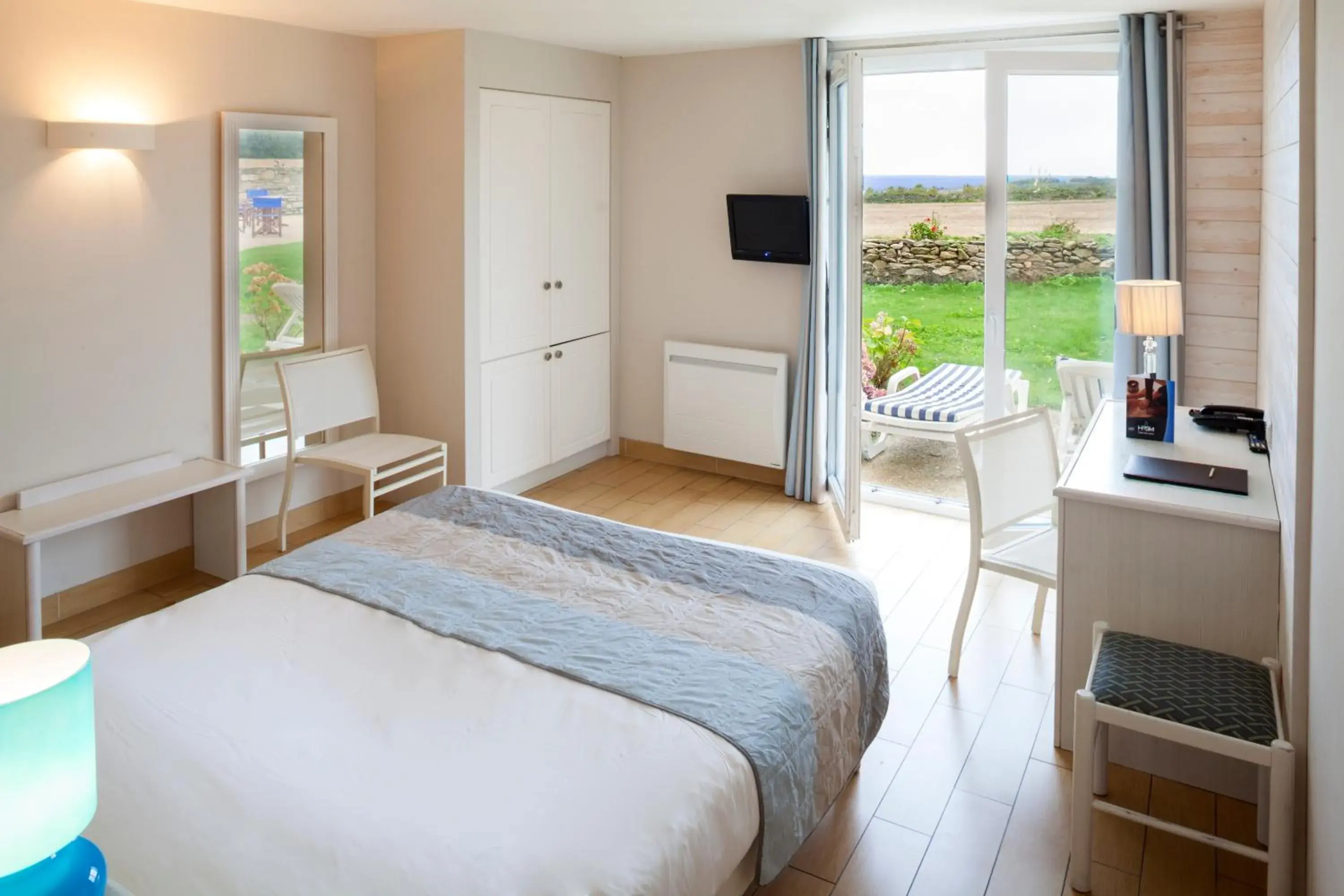 Photo of the whole room, Bed in Logis Hôtel Vent d'Iroise Photo of the whole room, Bed in Logis Hôtel Vent d'Iroise