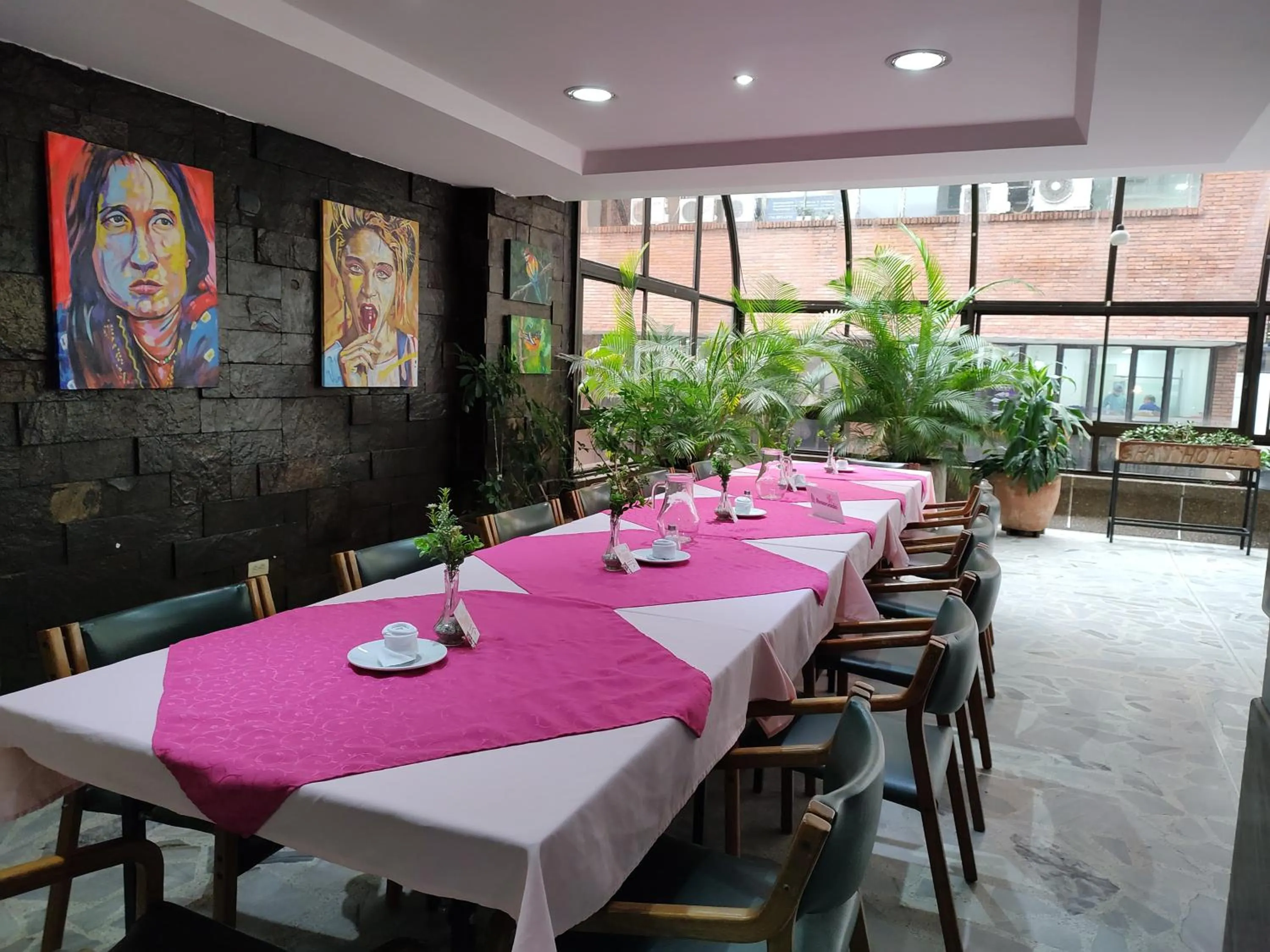 Restaurant/places to eat in Gran Hotel