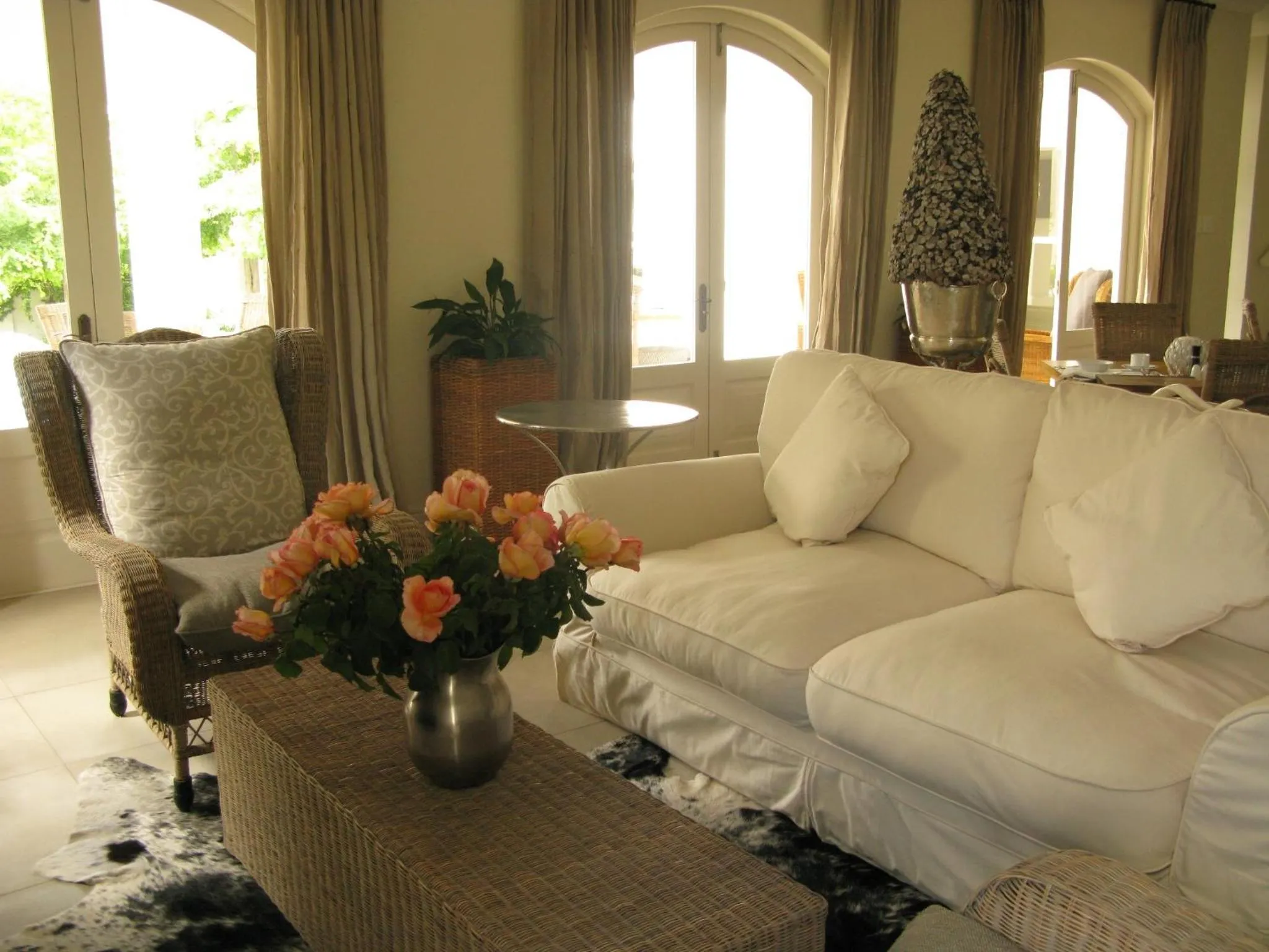 Communal lounge/ TV room in Maison d'Ail Guest House