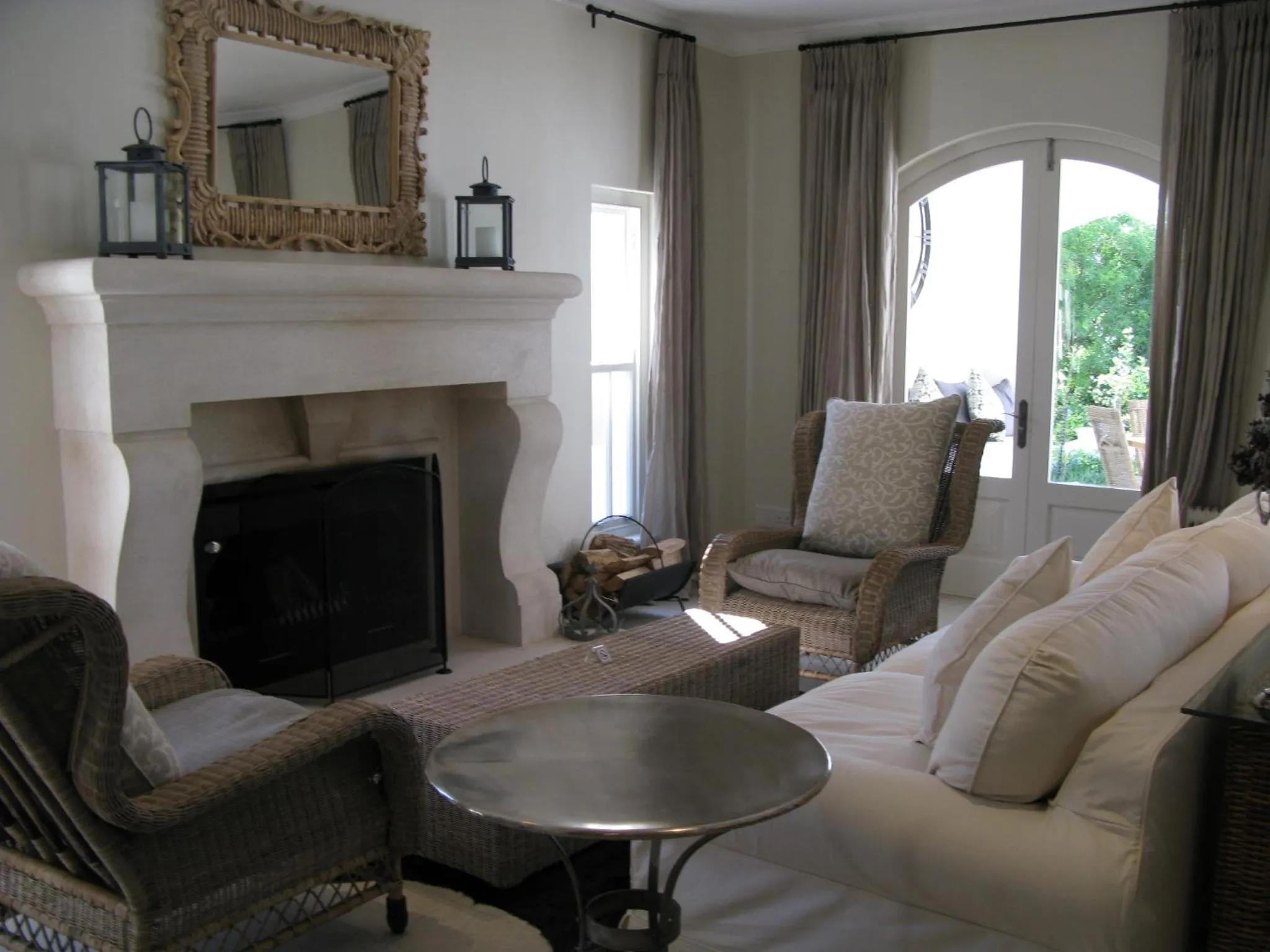 Communal lounge/ TV room in Maison d'Ail Guest House