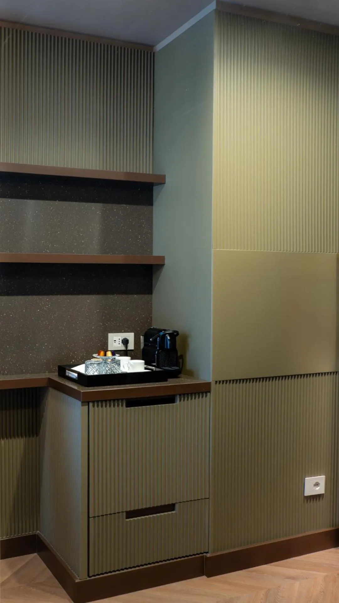 oven in The Glam Boutique Hotel & Apt