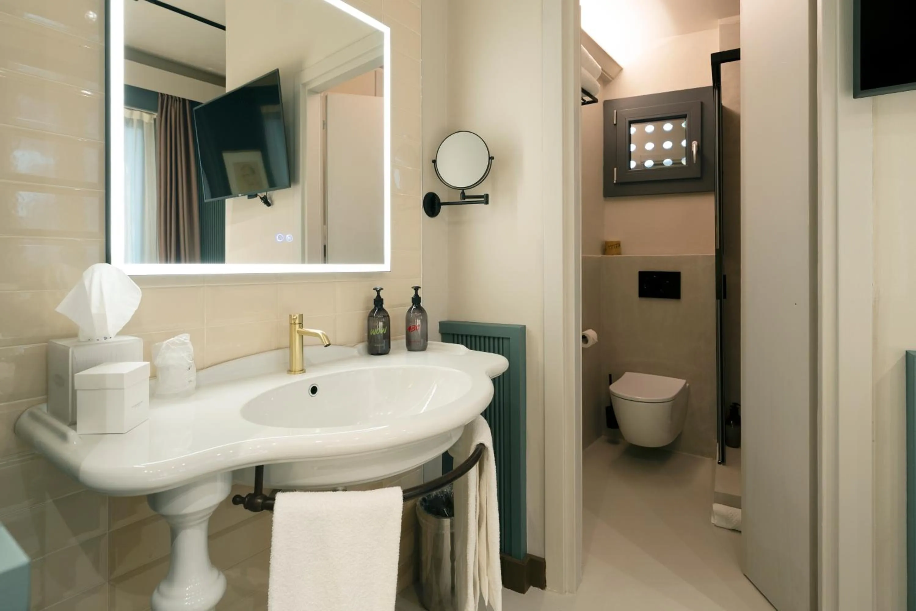 Shower in The Glam Boutique Hotel & Apt