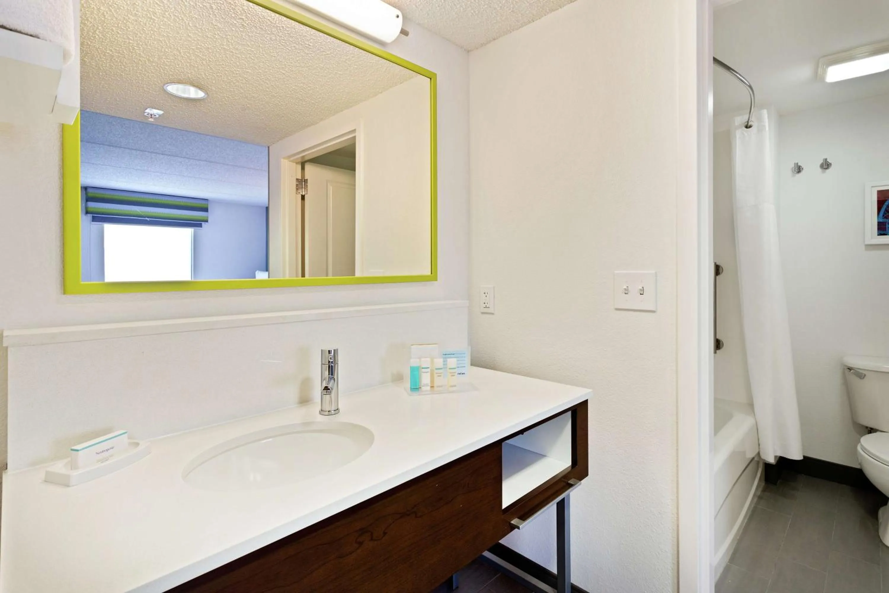 Bathroom in Hampton Inn & Suites Orlando International Drive North