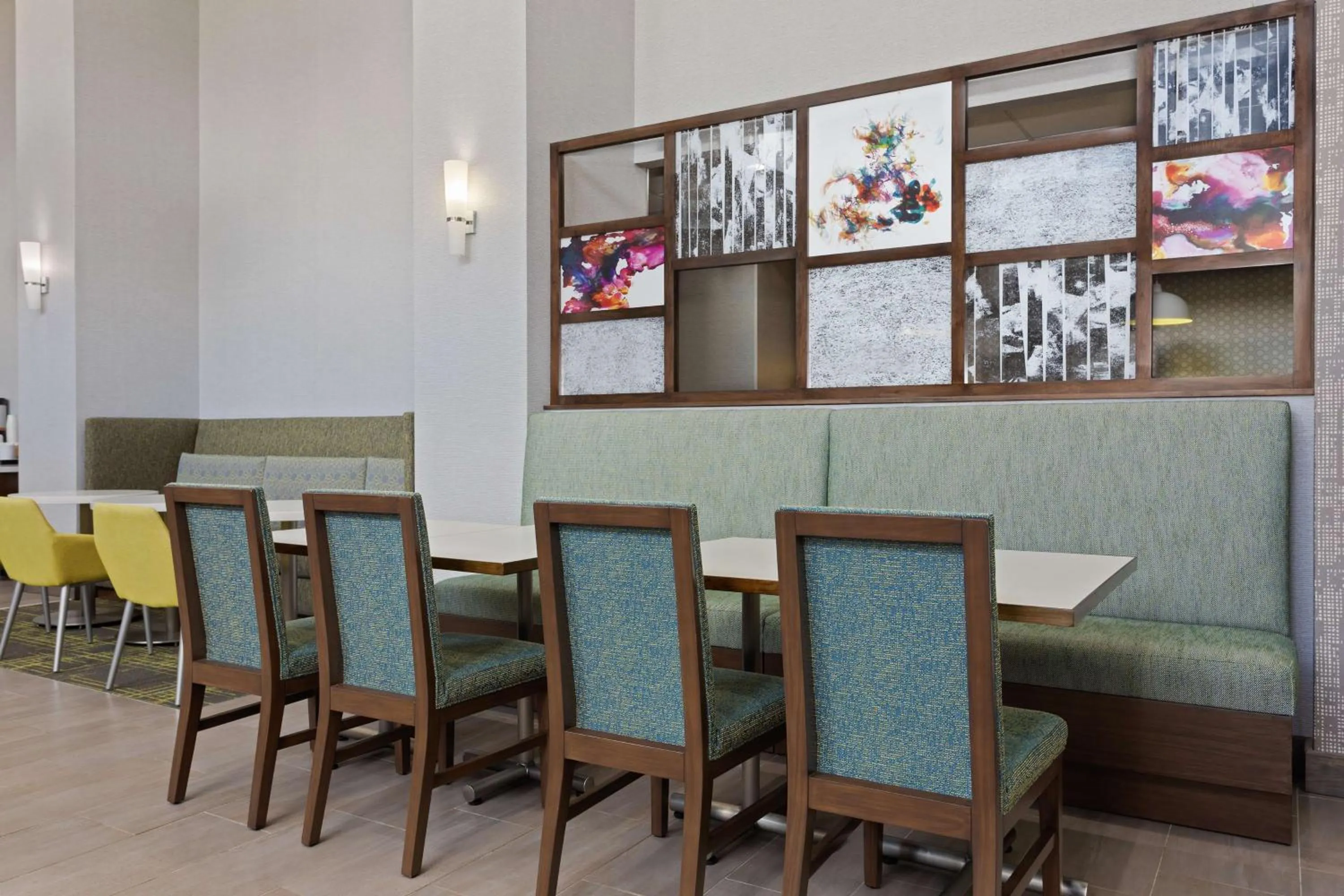 Breakfast in Hampton Inn & Suites Orlando International Drive North