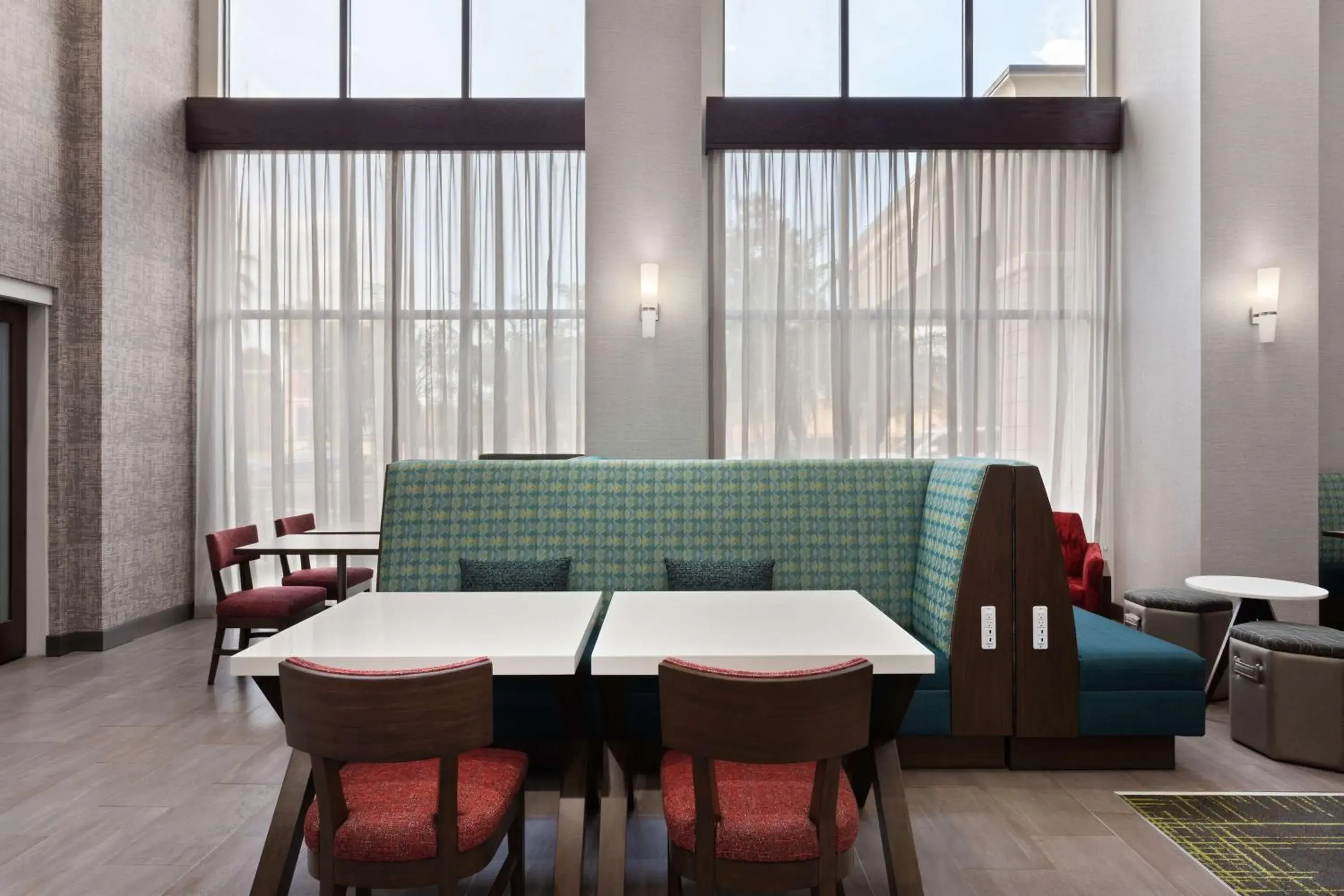 Breakfast in Hampton Inn & Suites Orlando International Drive North Breakfast in Hampton Inn & Suites Orlando International Drive North