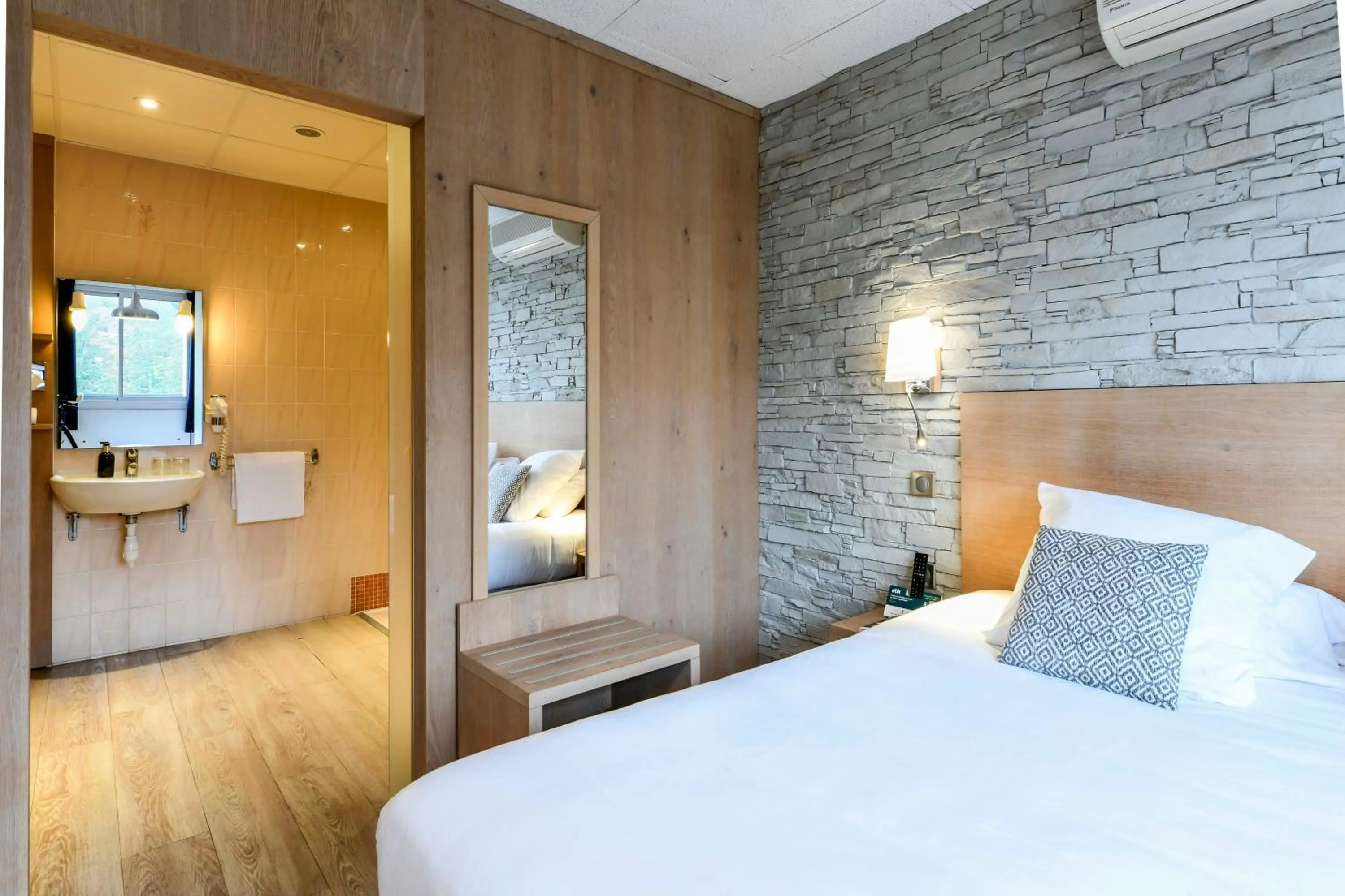 Photo of the whole room, Bed in Logis Auberge du Relais - Hôtel & Restaurant