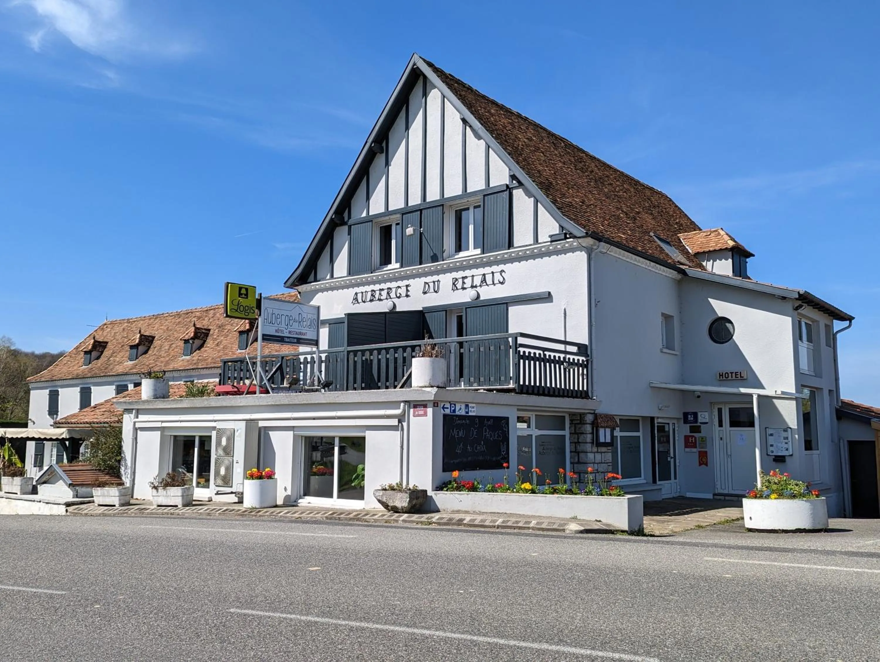 Property building in Logis Auberge du Relais - Hôtel & Restaurant
