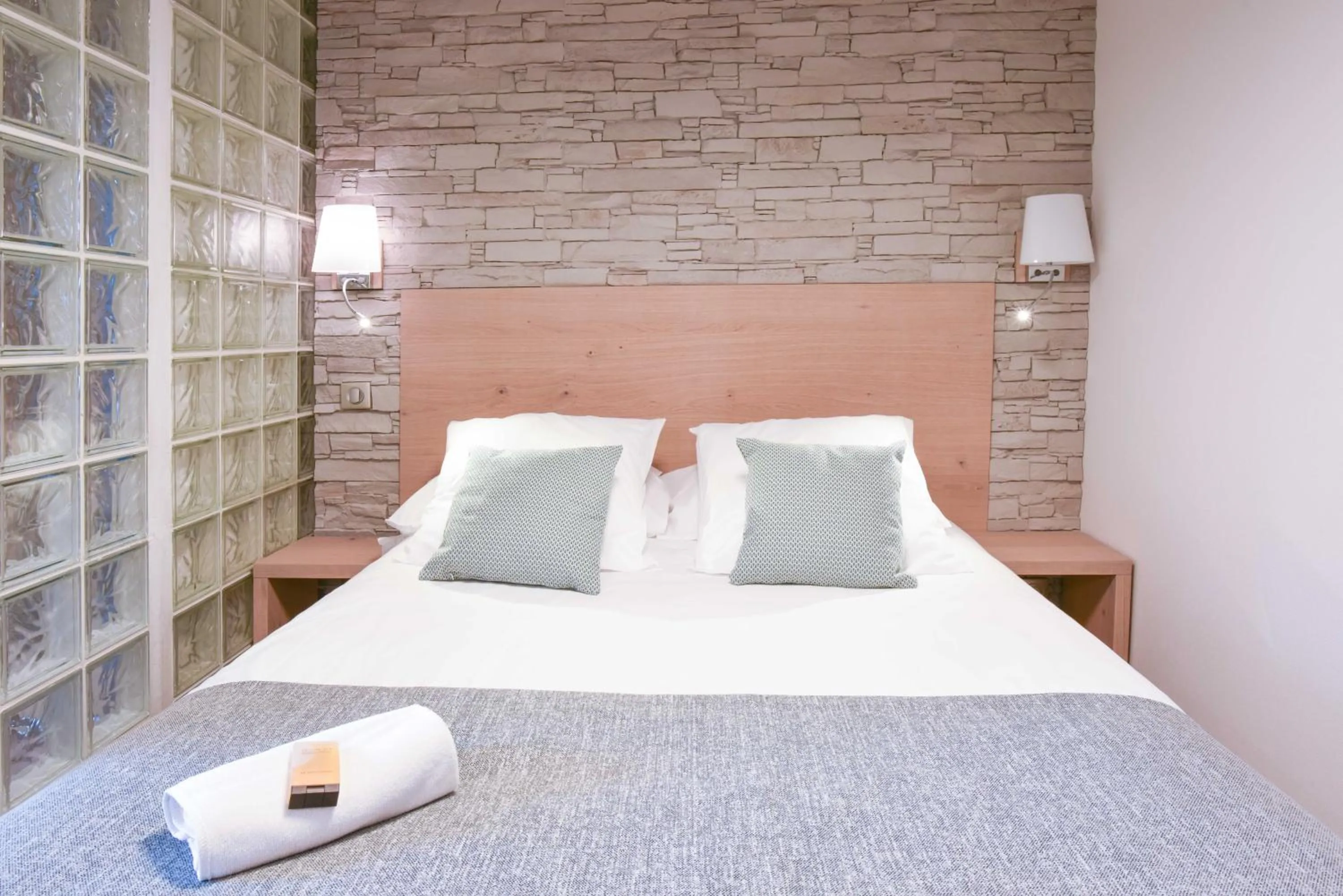 Bedroom, Bed in Logis Auberge du Relais - Hôtel & Restaurant