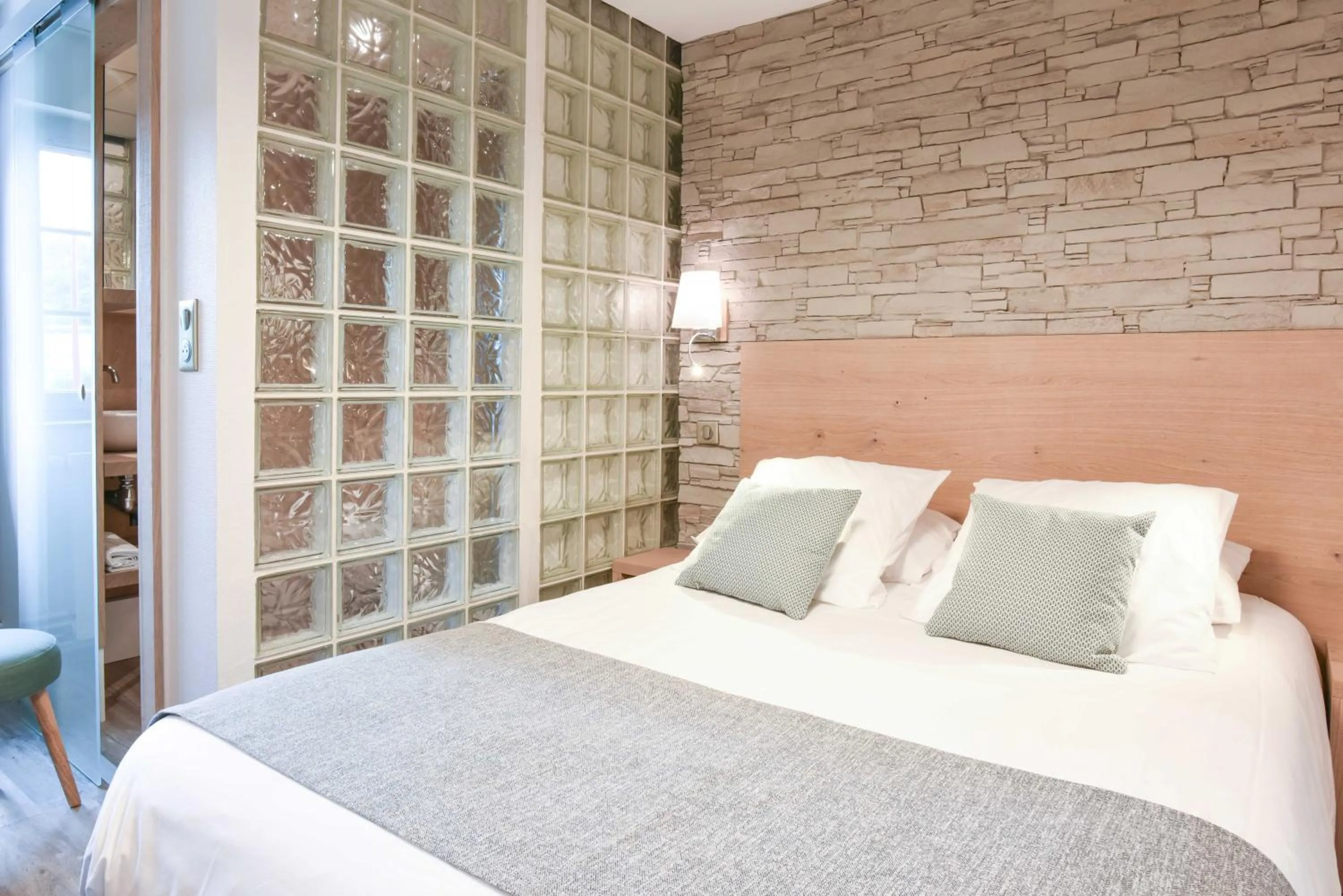 Bed in Logis Auberge du Relais - Hôtel & Restaurant