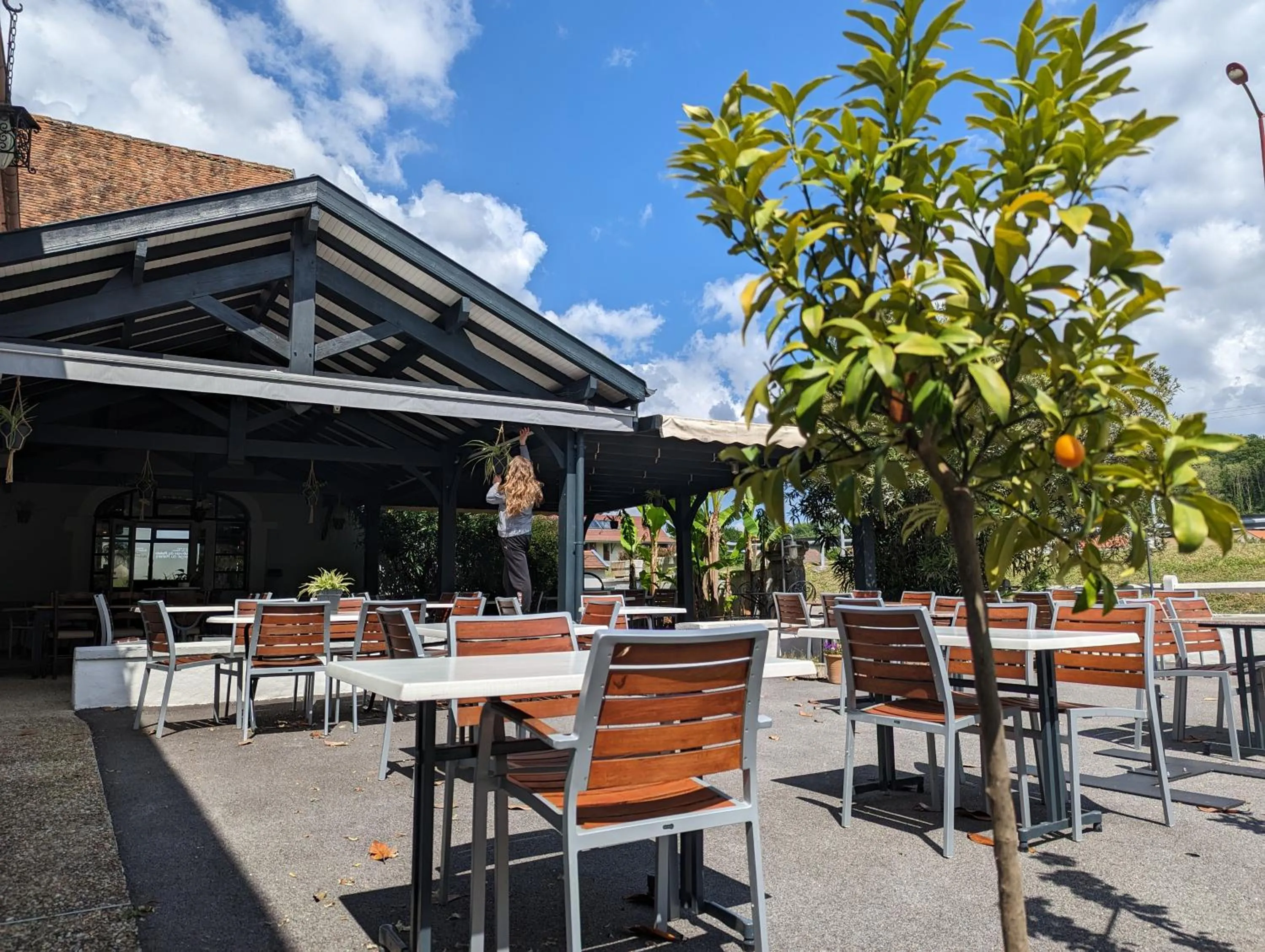 Patio in Logis Auberge du Relais - Hôtel & Restaurant