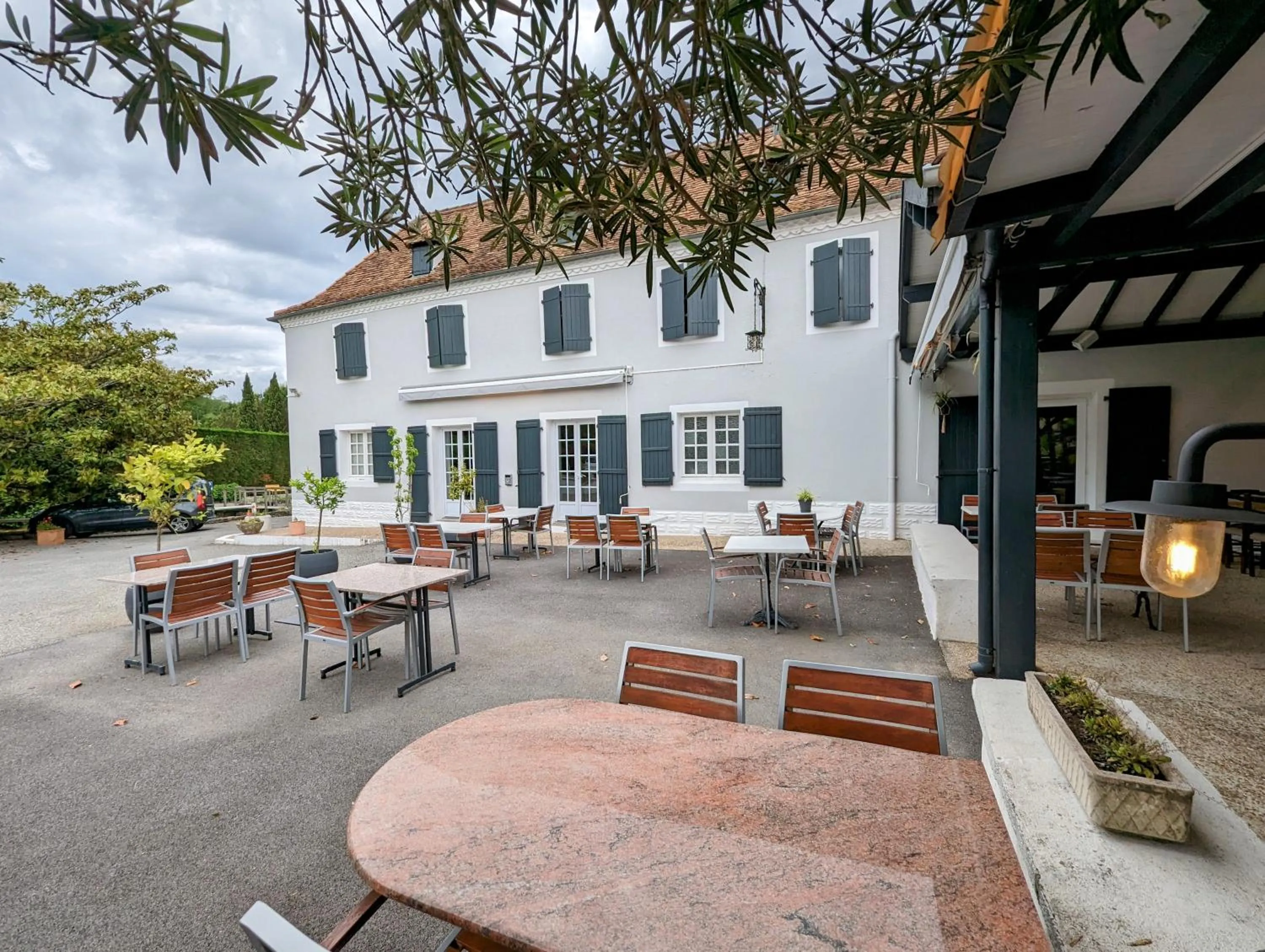 Patio in Logis Auberge du Relais - Hôtel & Restaurant