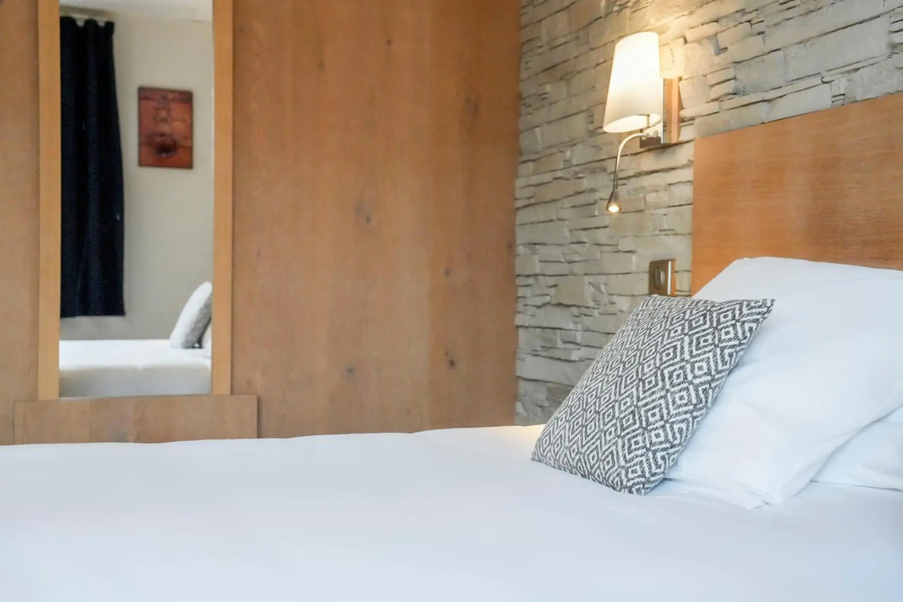 Bedroom, Bed in Logis Auberge du Relais - Hôtel & Restaurant Bedroom, Bed in Logis Auberge du Relais - Hôtel & Restaurant