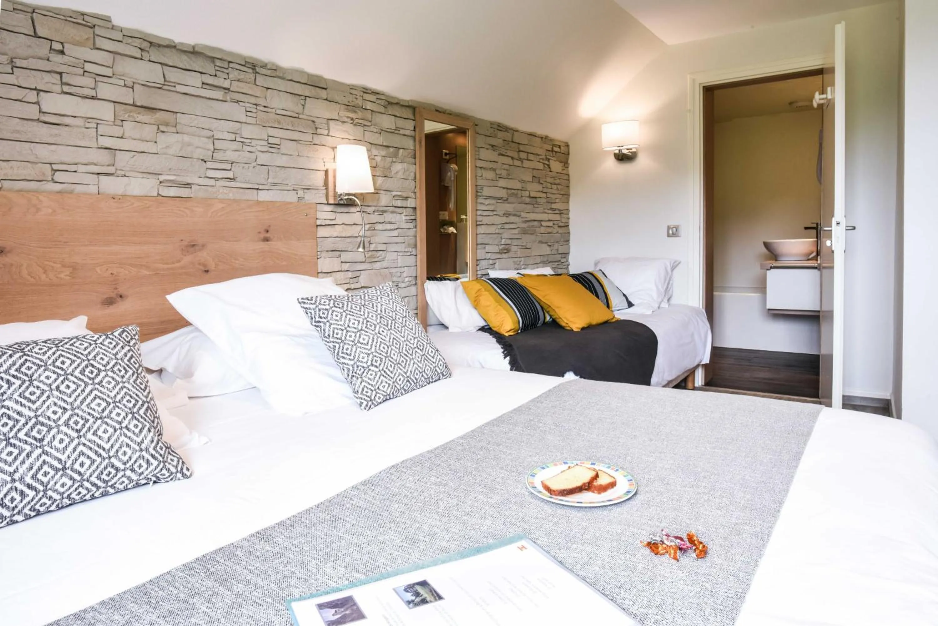 Photo of the whole room, Bed in Logis Auberge du Relais - Hôtel & Restaurant