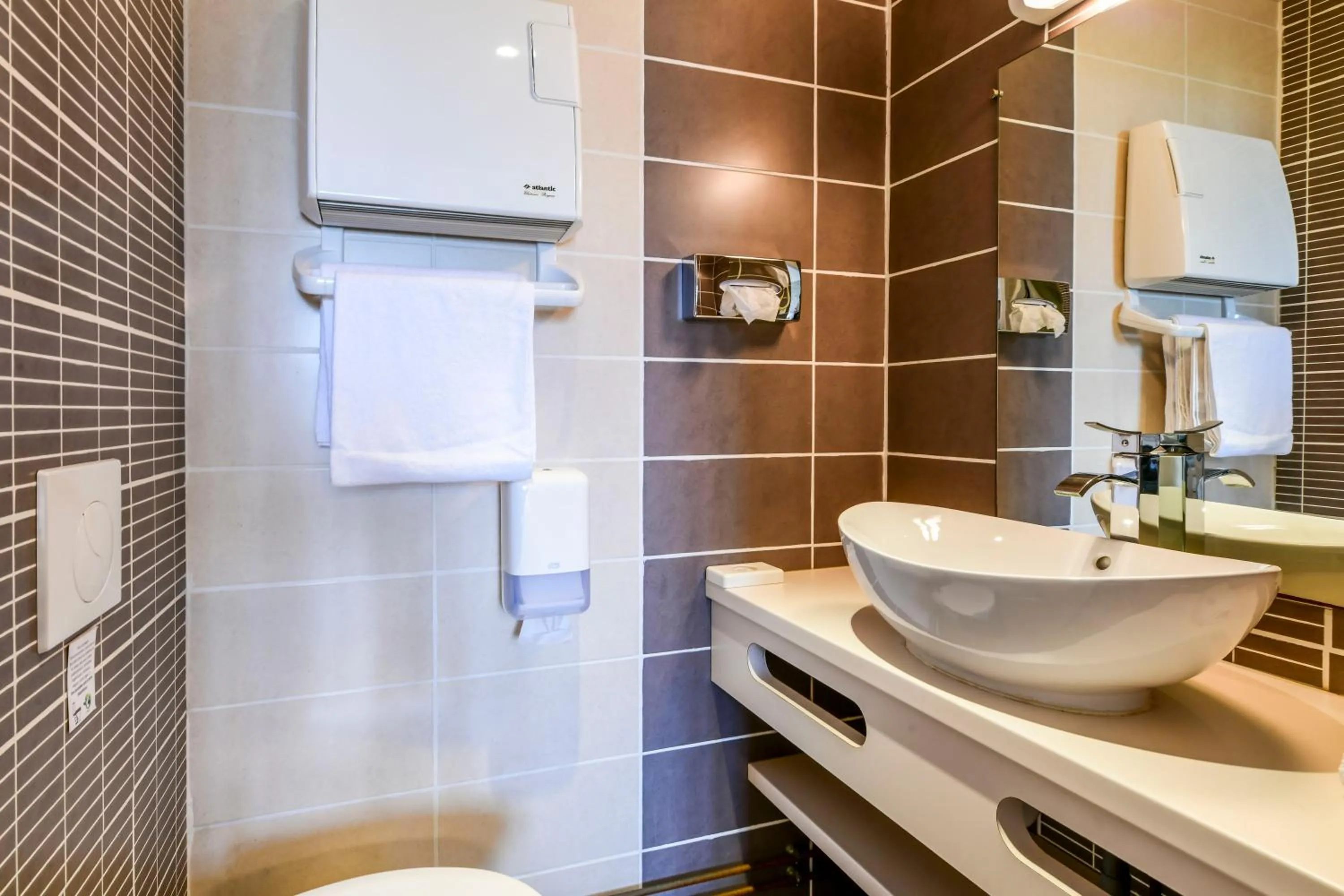 Bathroom in Logis Auberge du Relais - Hôtel & Restaurant