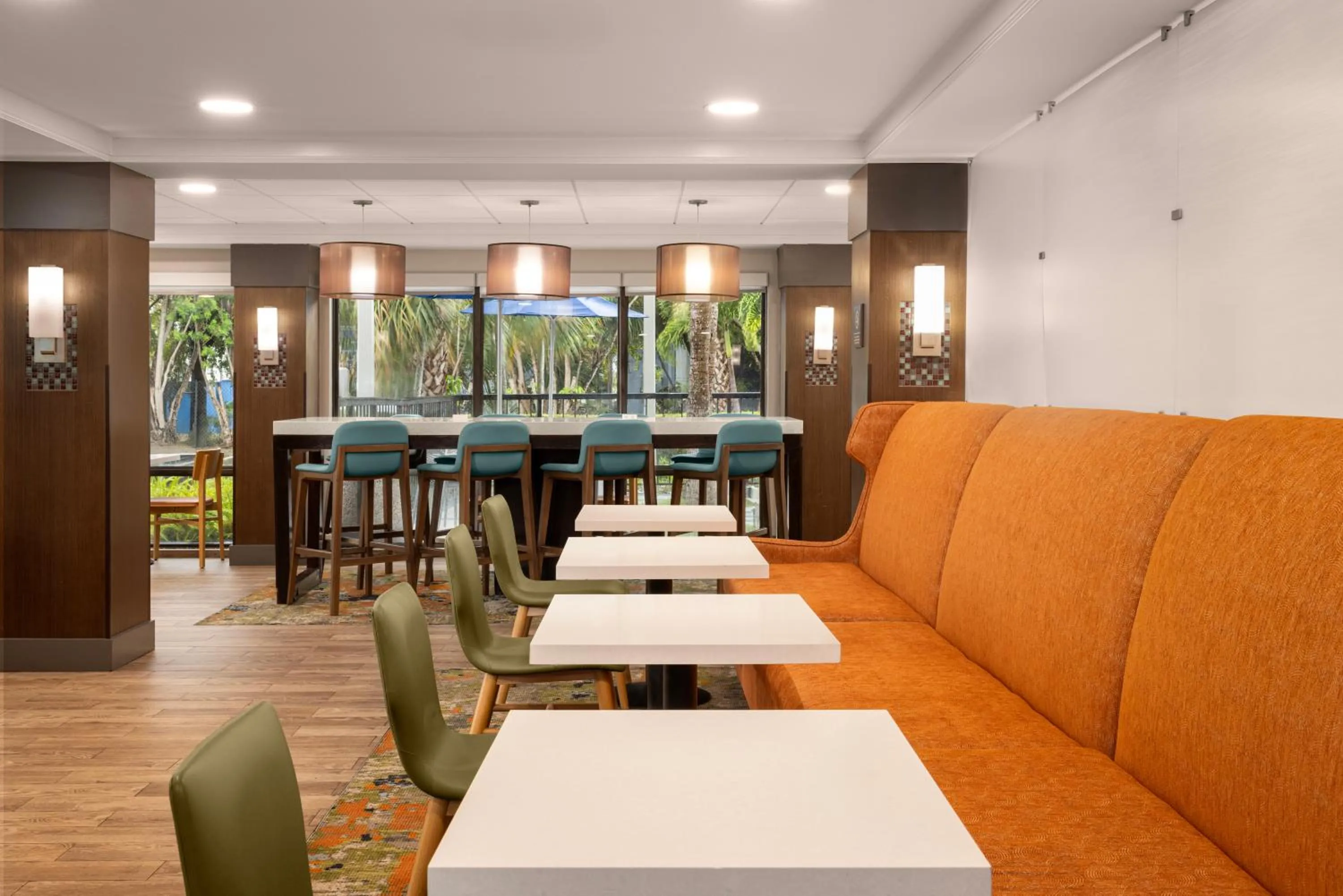 Seating area in Hampton Inn Miami-Airport West
