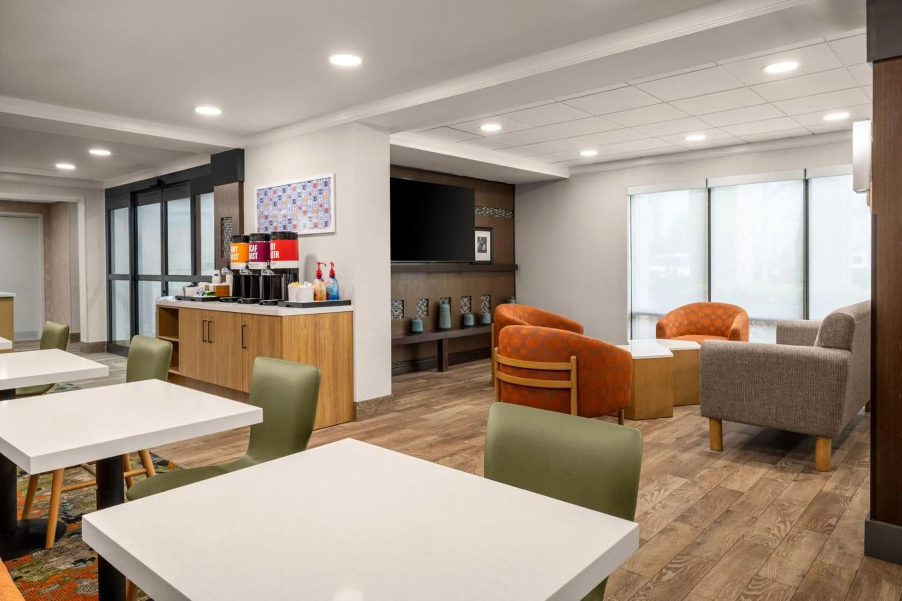 Dining area in Hampton Inn Miami-Airport West