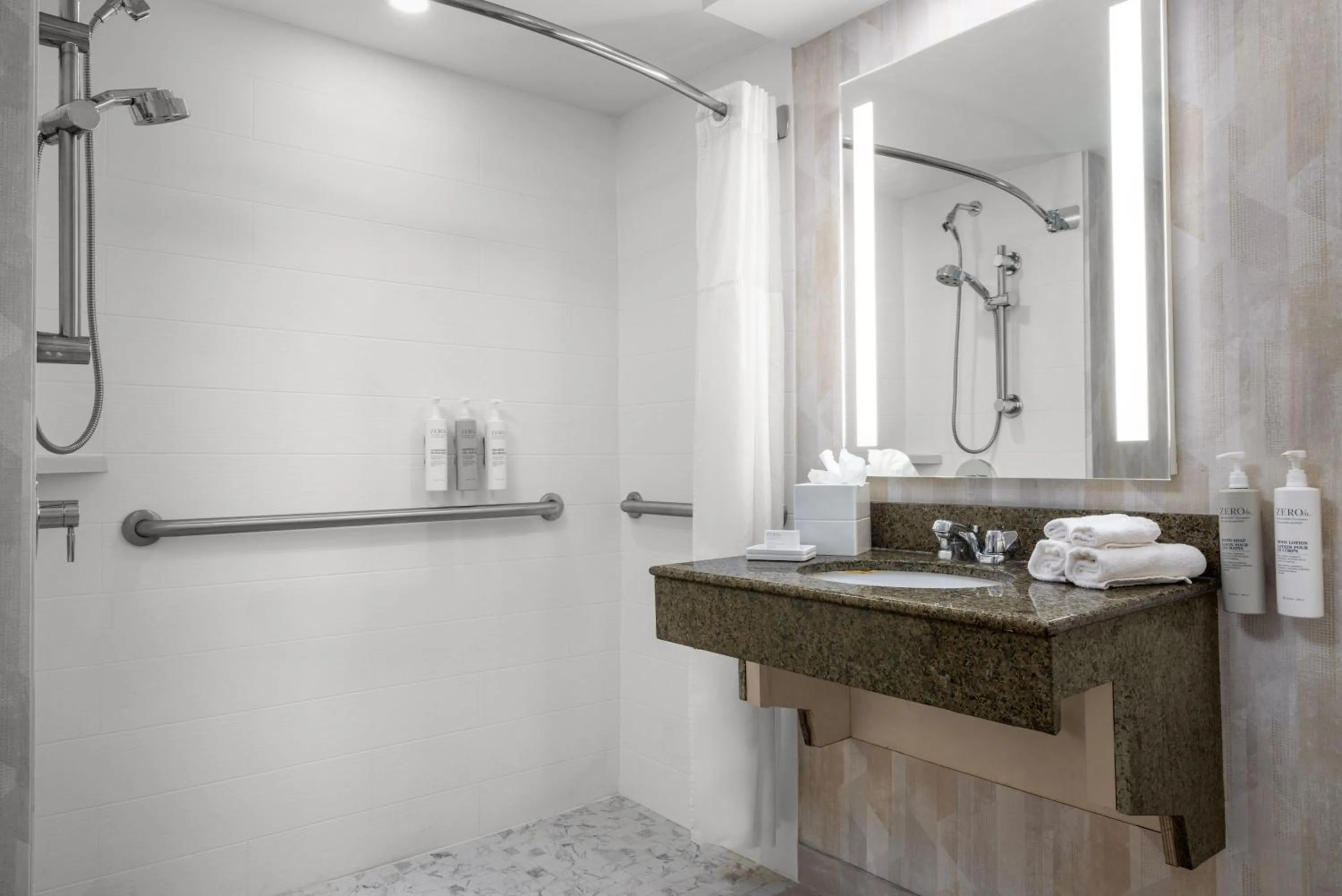 Bathroom in Hampton Inn Miami-Airport West