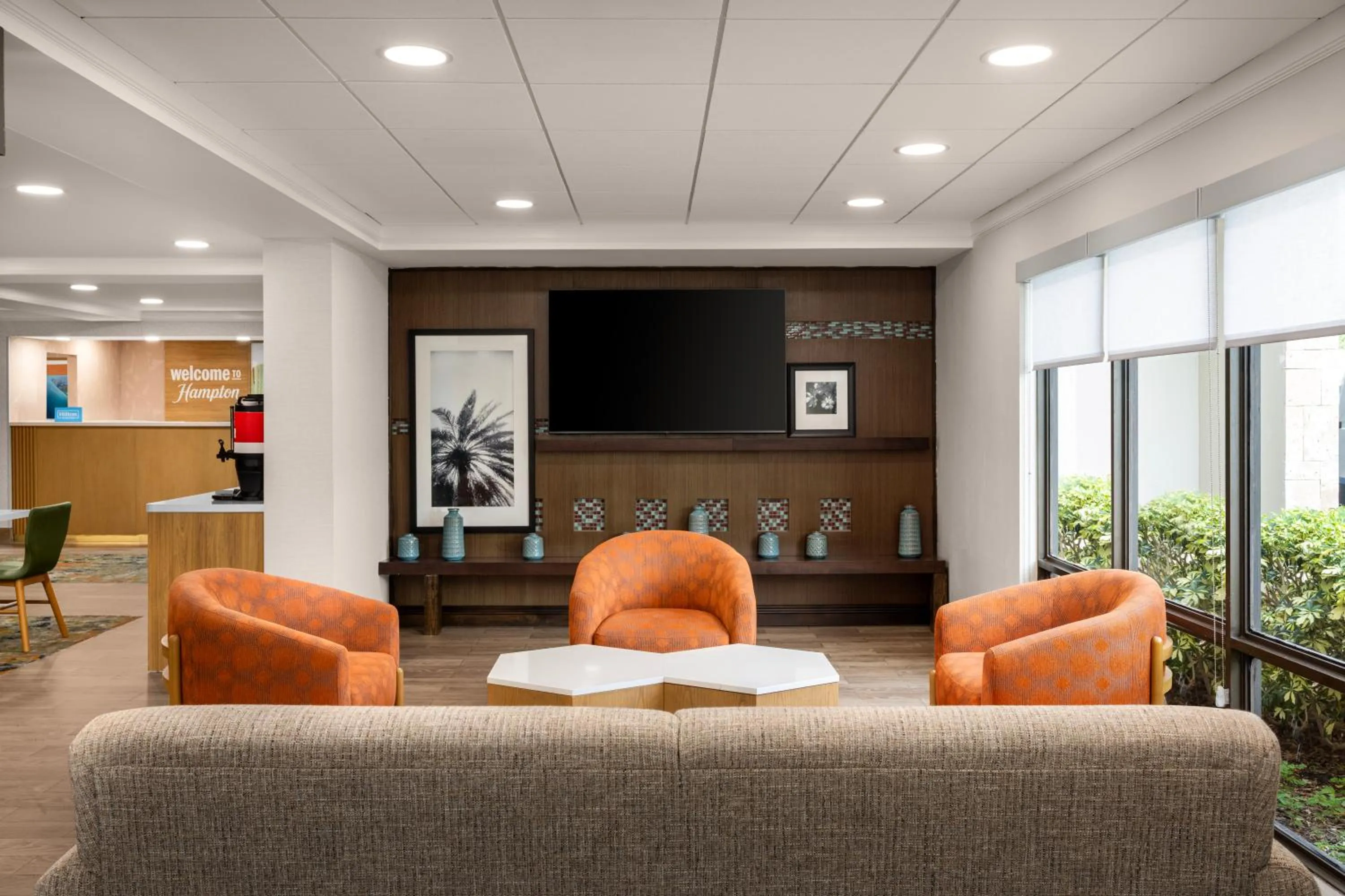 Seating area in Hampton Inn Miami-Airport West