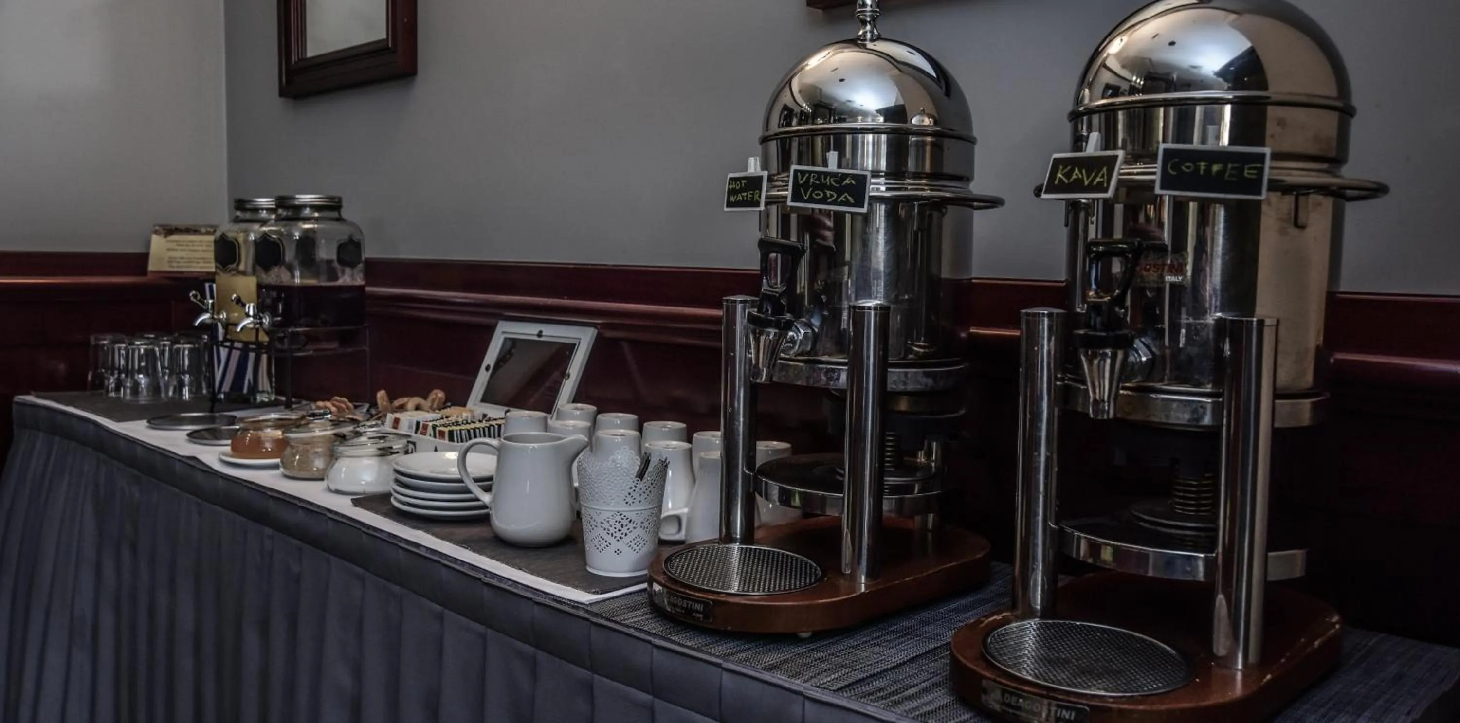 Restaurant/places to eat in Hotel Meridijan16