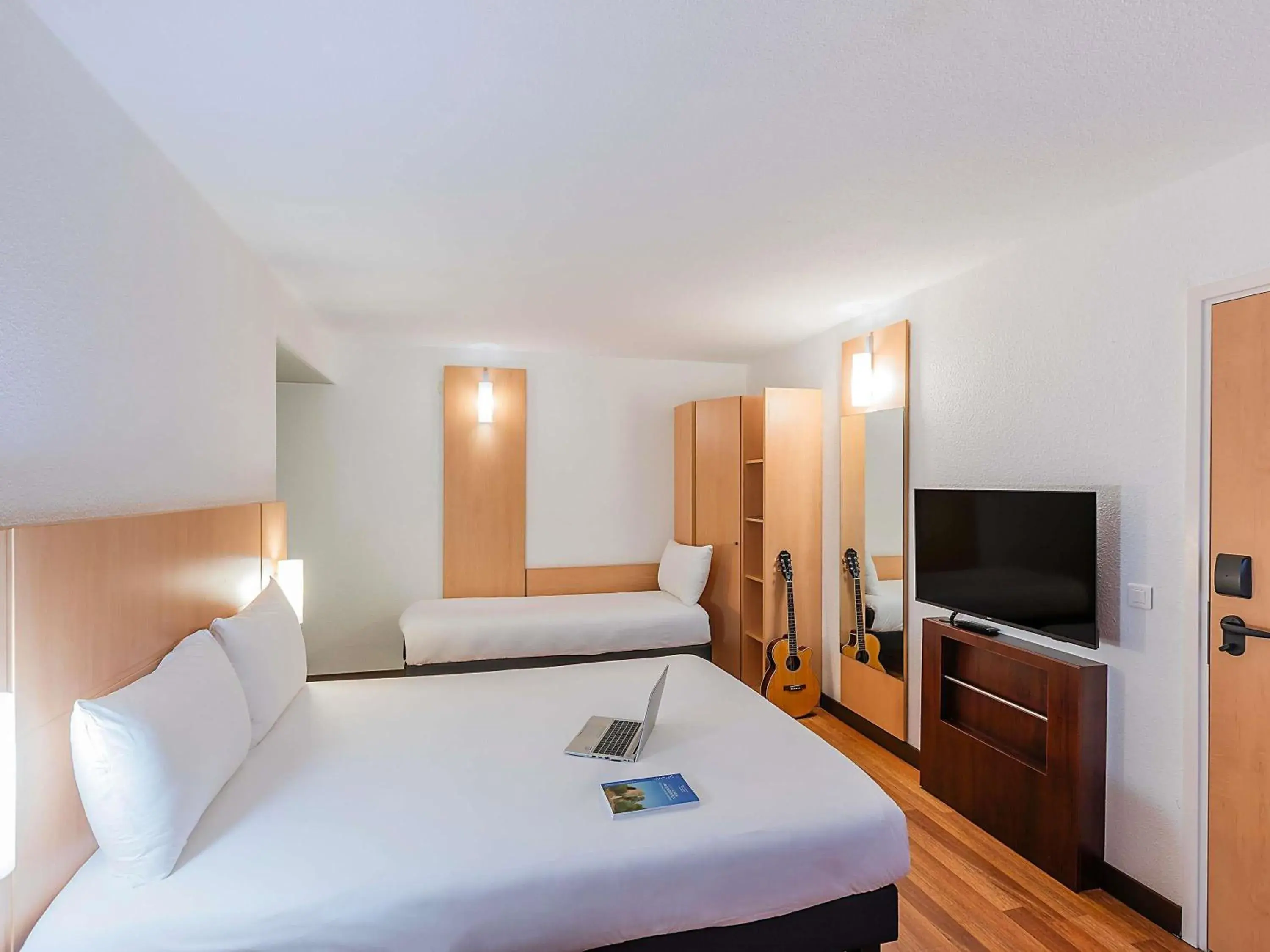 Bedroom, Bed in Hotel Ibis Lisboa Sintra Bedroom, Bed in Hotel Ibis Lisboa Sintra