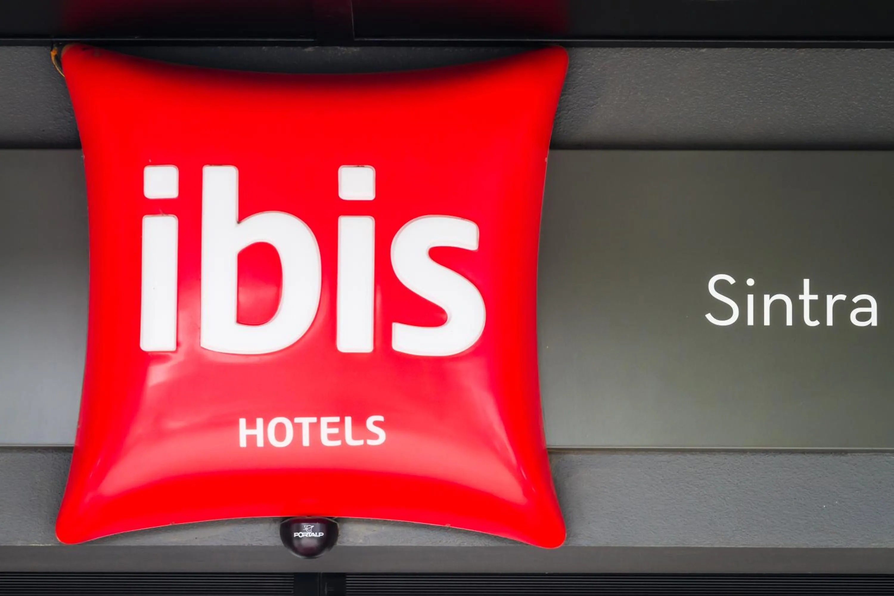 Facade/entrance in Hotel Ibis Lisboa Sintra