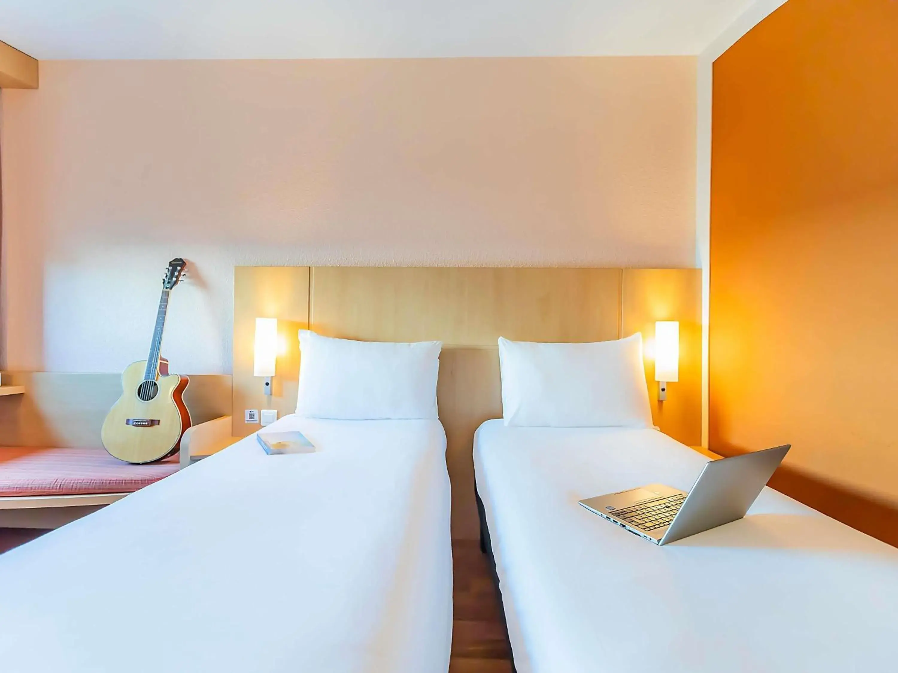 Bedroom, Bed in Hotel Ibis Lisboa Sintra Bedroom, Bed in Hotel Ibis Lisboa Sintra