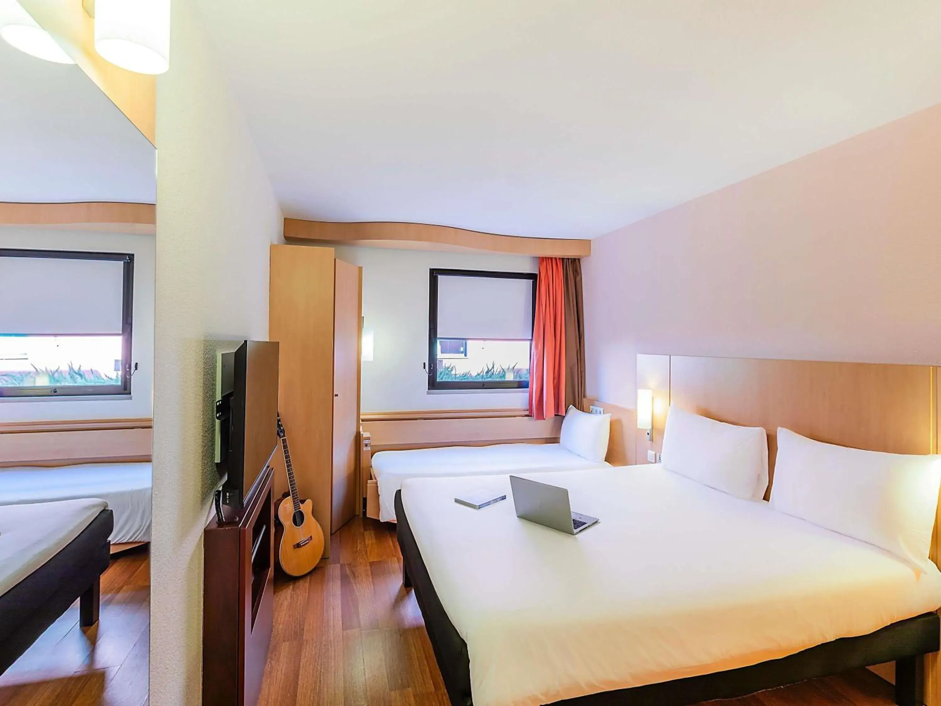 Bedroom, Bed in Hotel Ibis Lisboa Sintra Bedroom, Bed in Hotel Ibis Lisboa Sintra