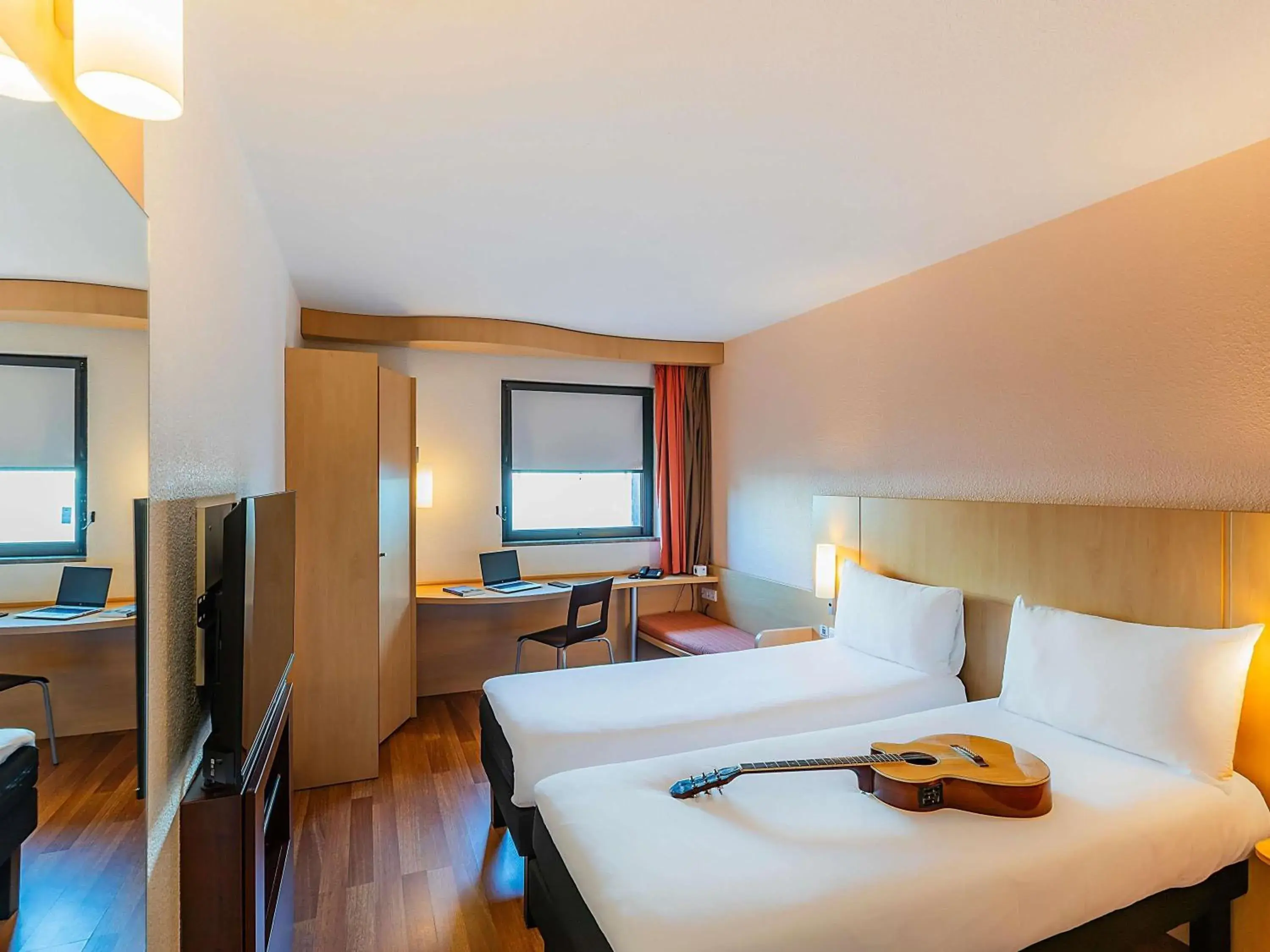 Bedroom, Bed in Hotel Ibis Lisboa Sintra Bedroom, Bed in Hotel Ibis Lisboa Sintra