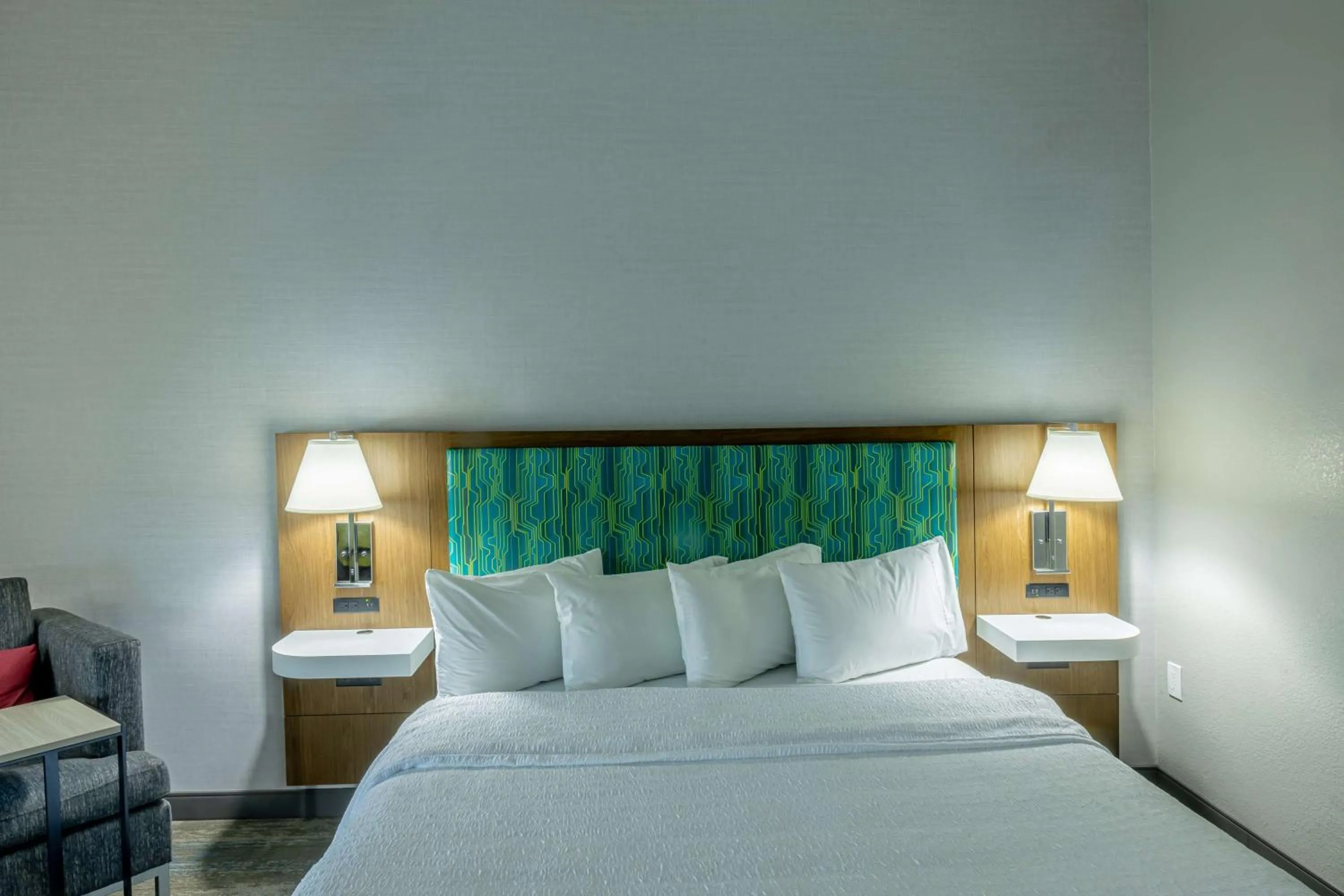 Bed in Hampton Inn & Suites Cleburne