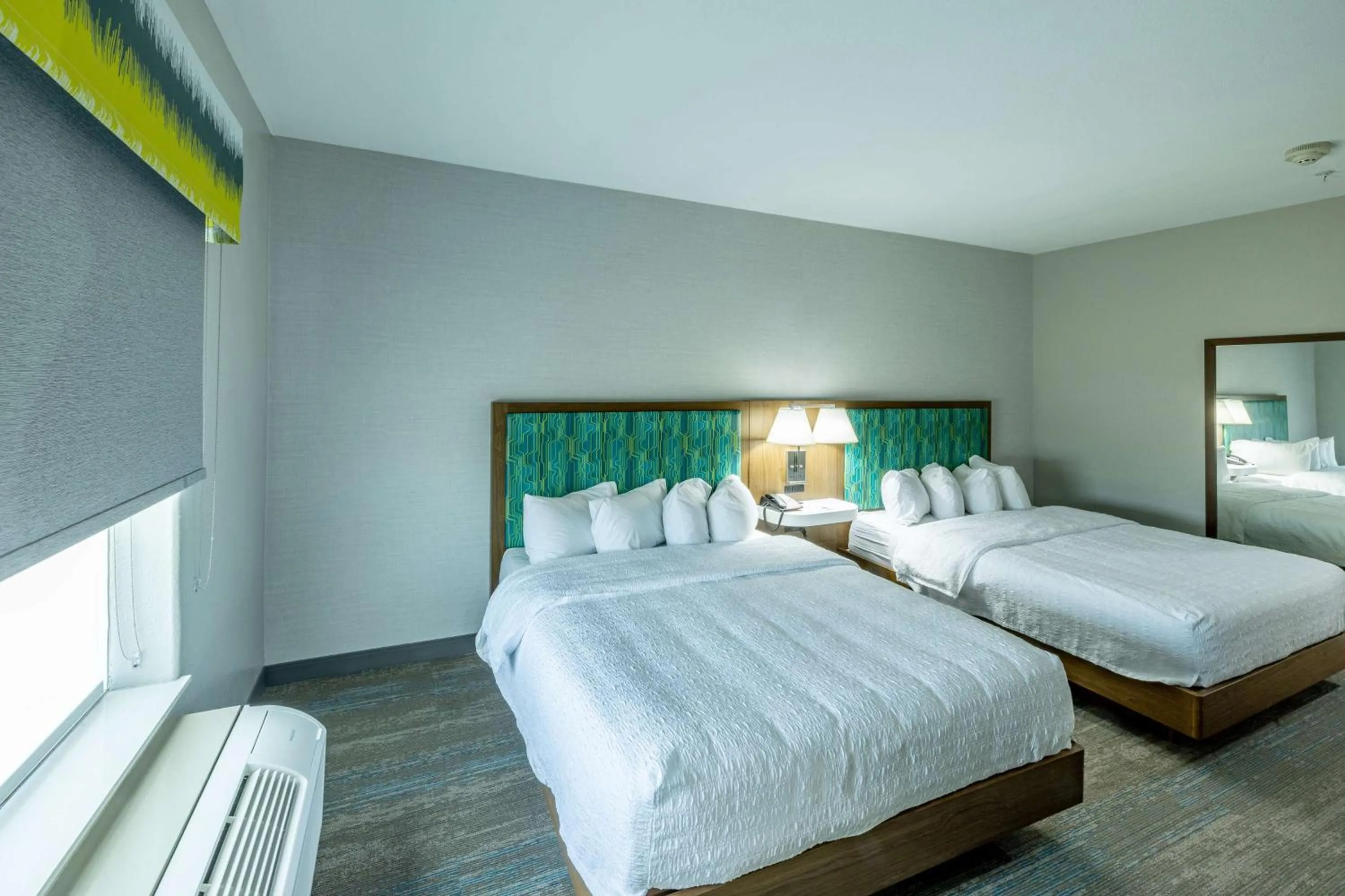 Bed in Hampton Inn & Suites Cleburne