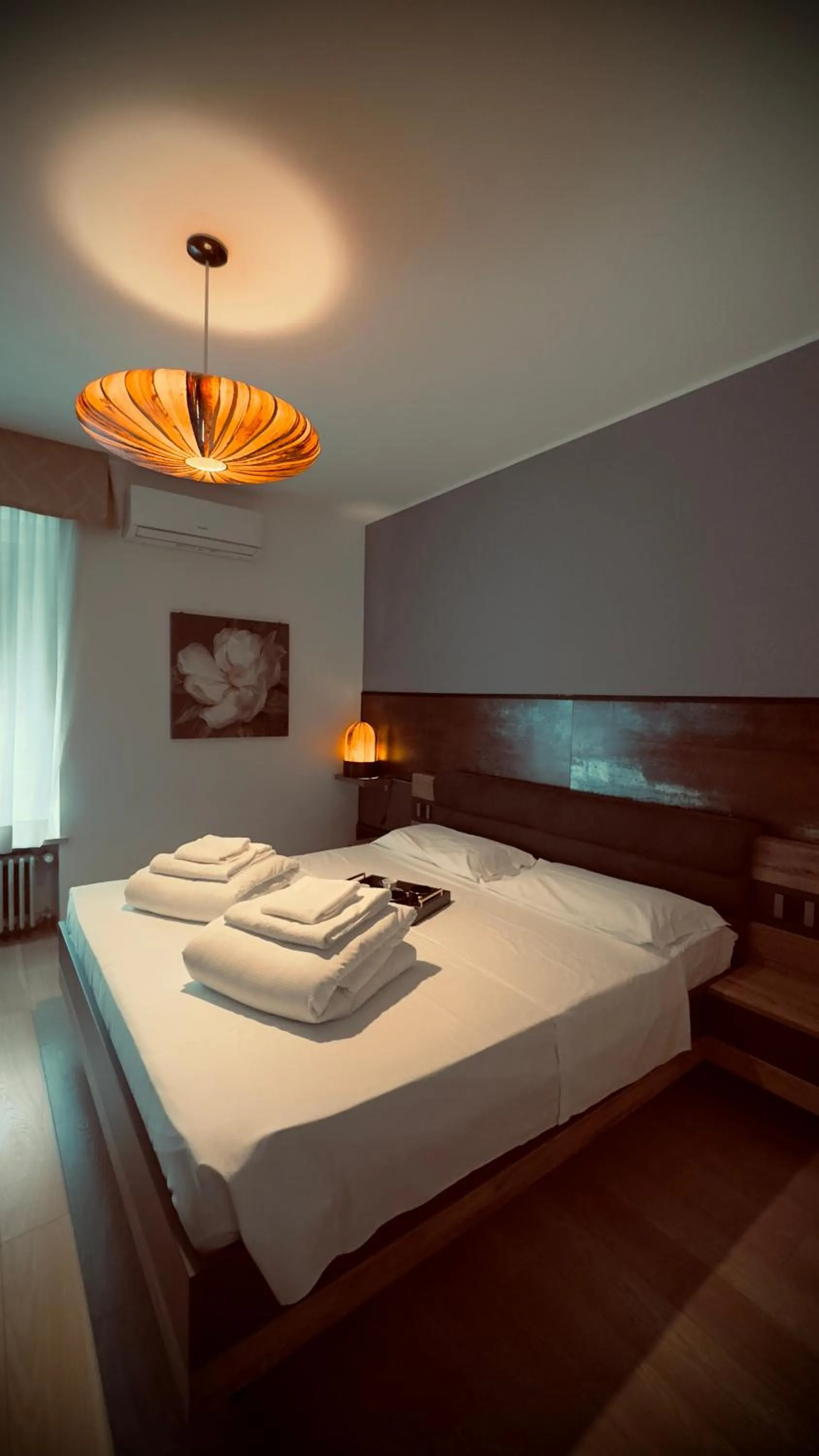 View (from property/room), Bed in Hotel Roma