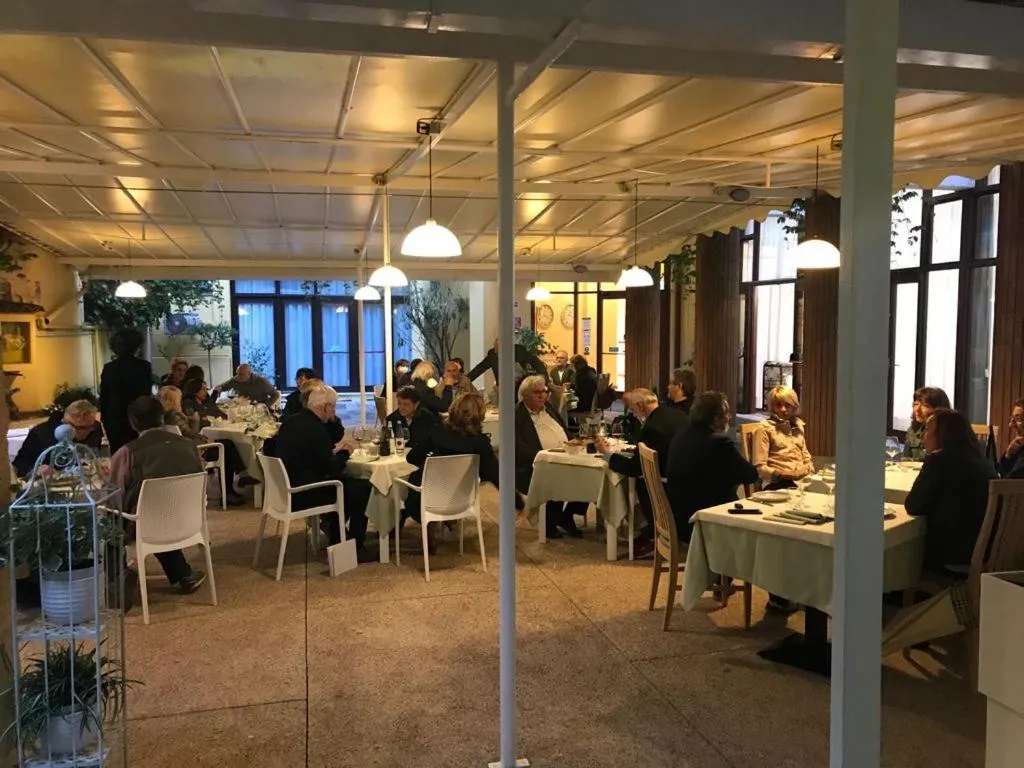 Restaurant/places to eat in Hotel Roma