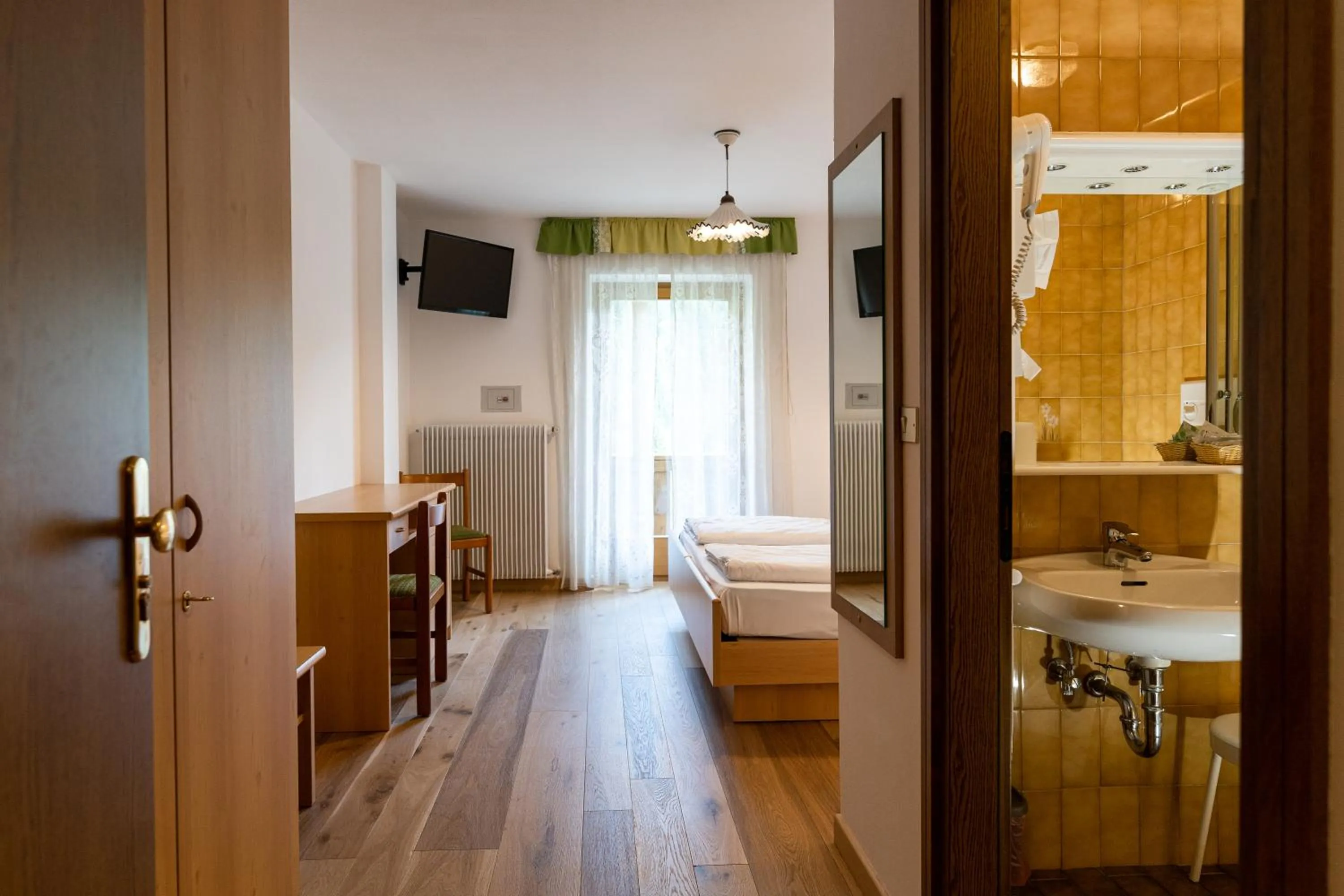 Photo of the whole room in Latemar - Hotel Suites Spa