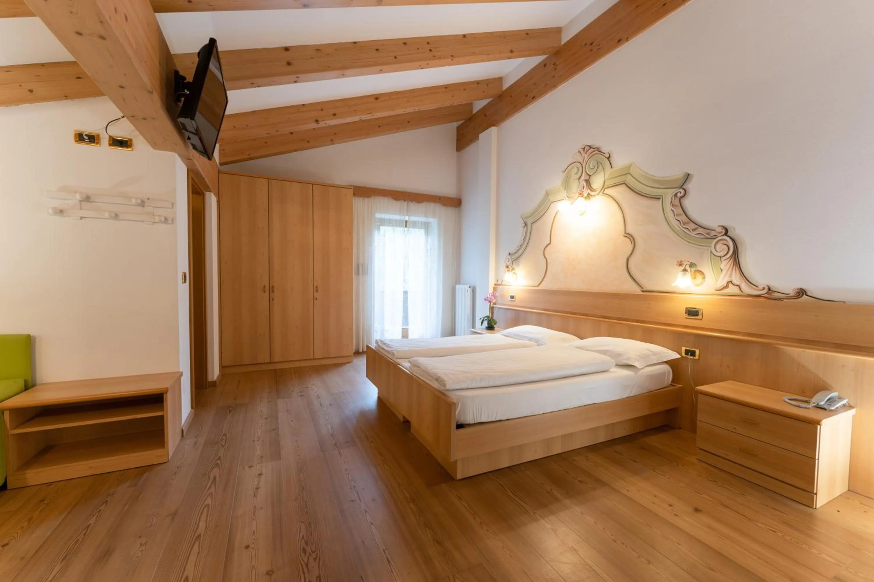 Photo of the whole room, Bed in Latemar - Hotel Suites Spa