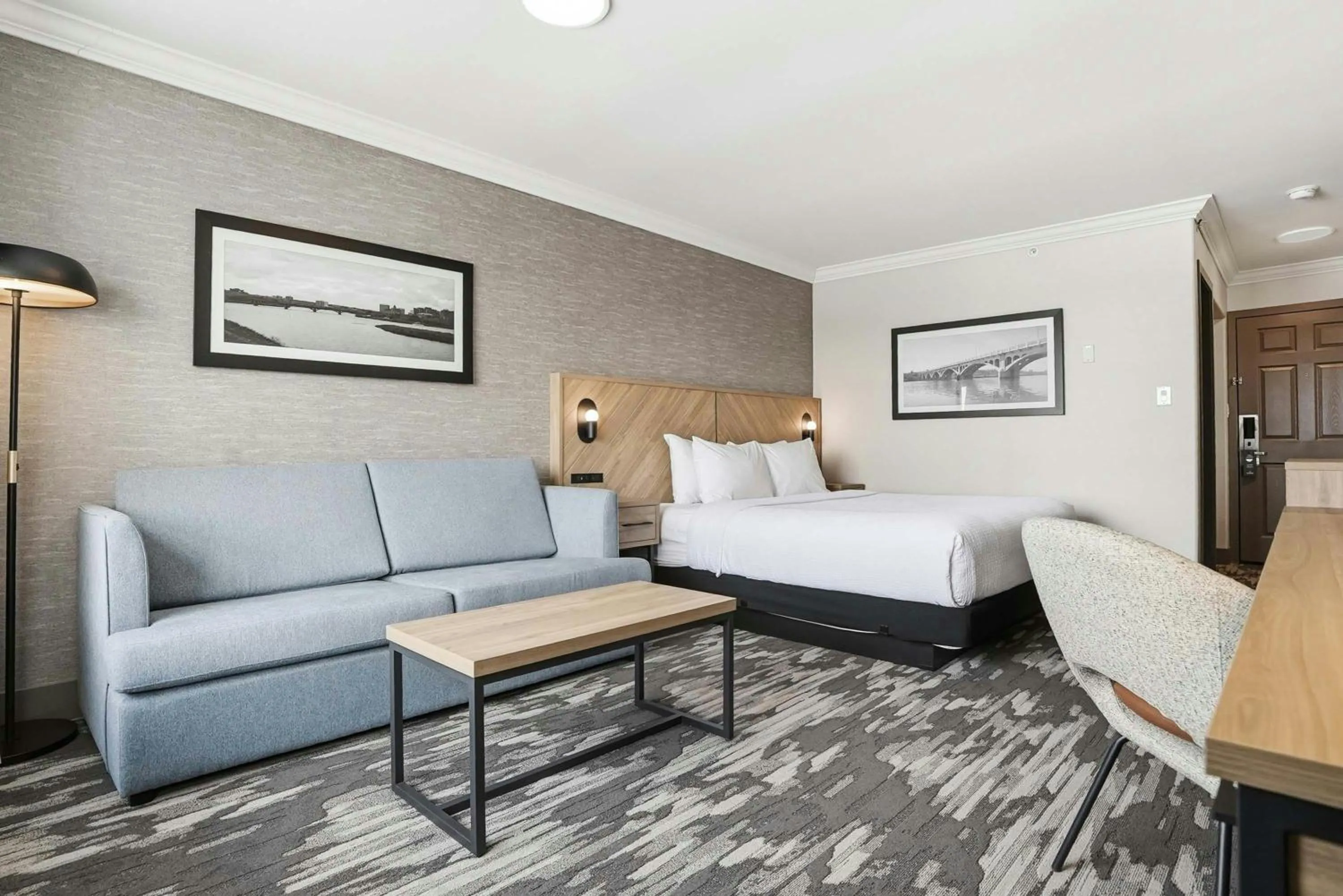 Photo of the whole room, Bed in Sandman Hotel Saskatoon