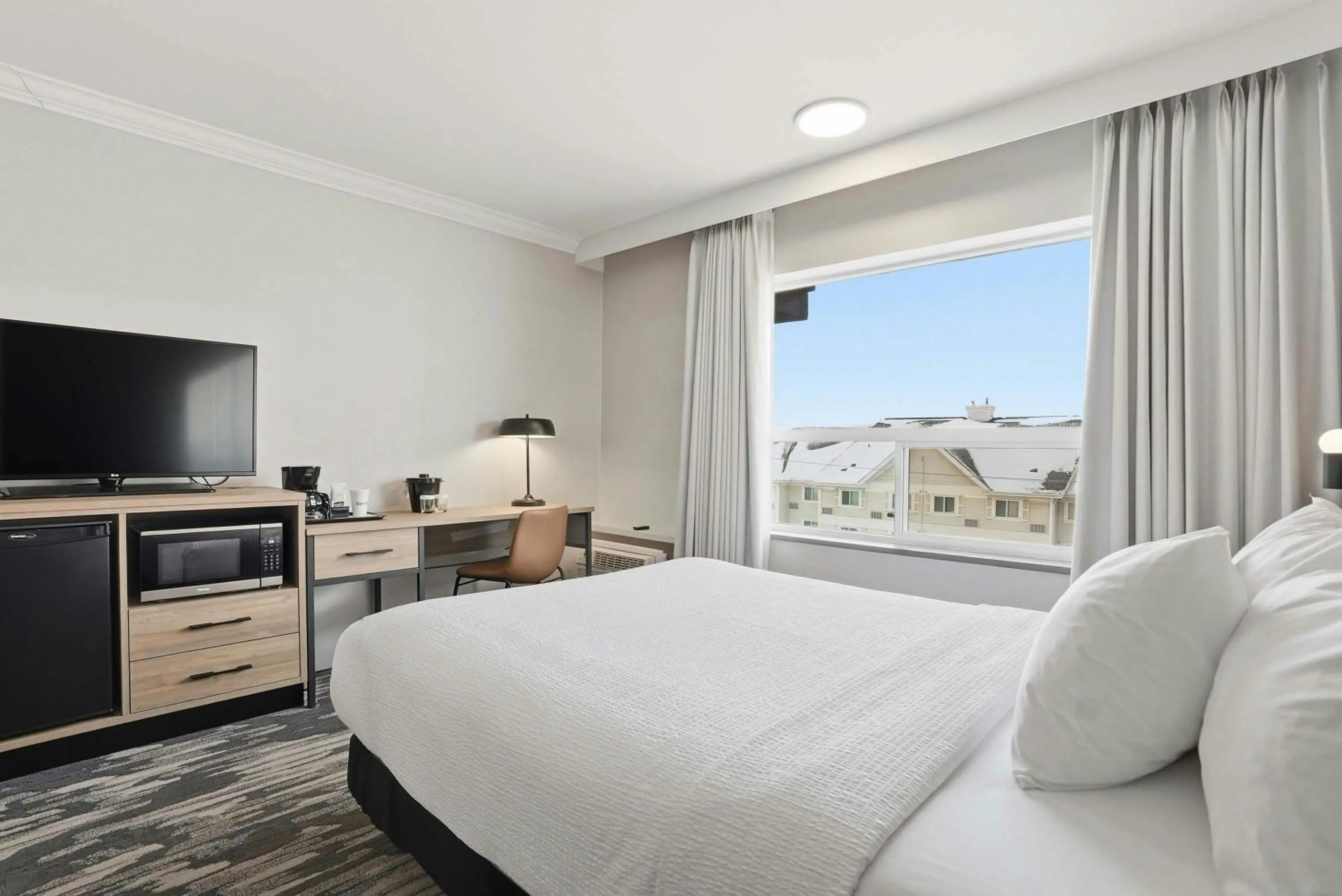 Photo of the whole room, Bed in Sandman Hotel Saskatoon