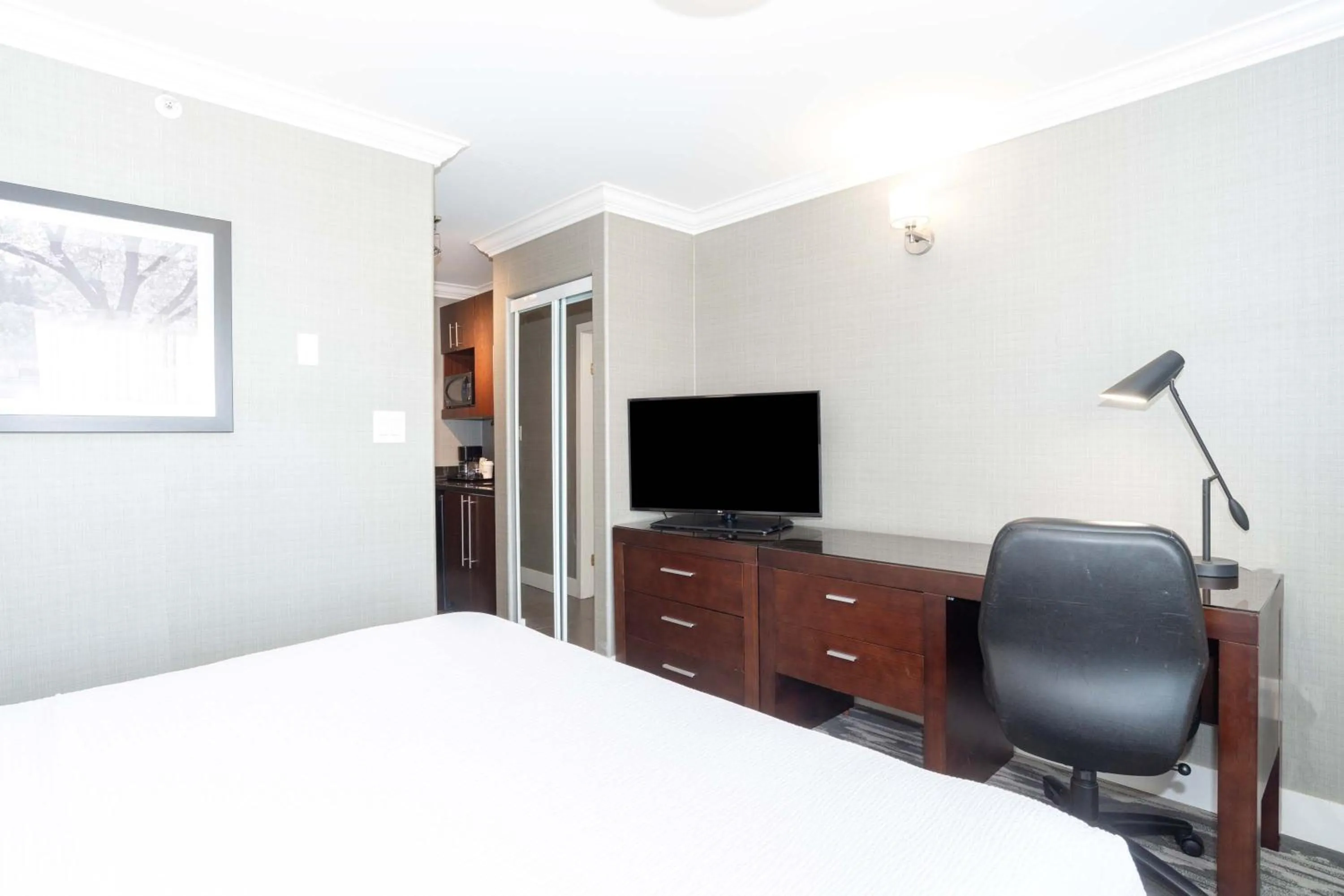 Photo of the whole room, Bed in Sandman Hotel Saskatoon