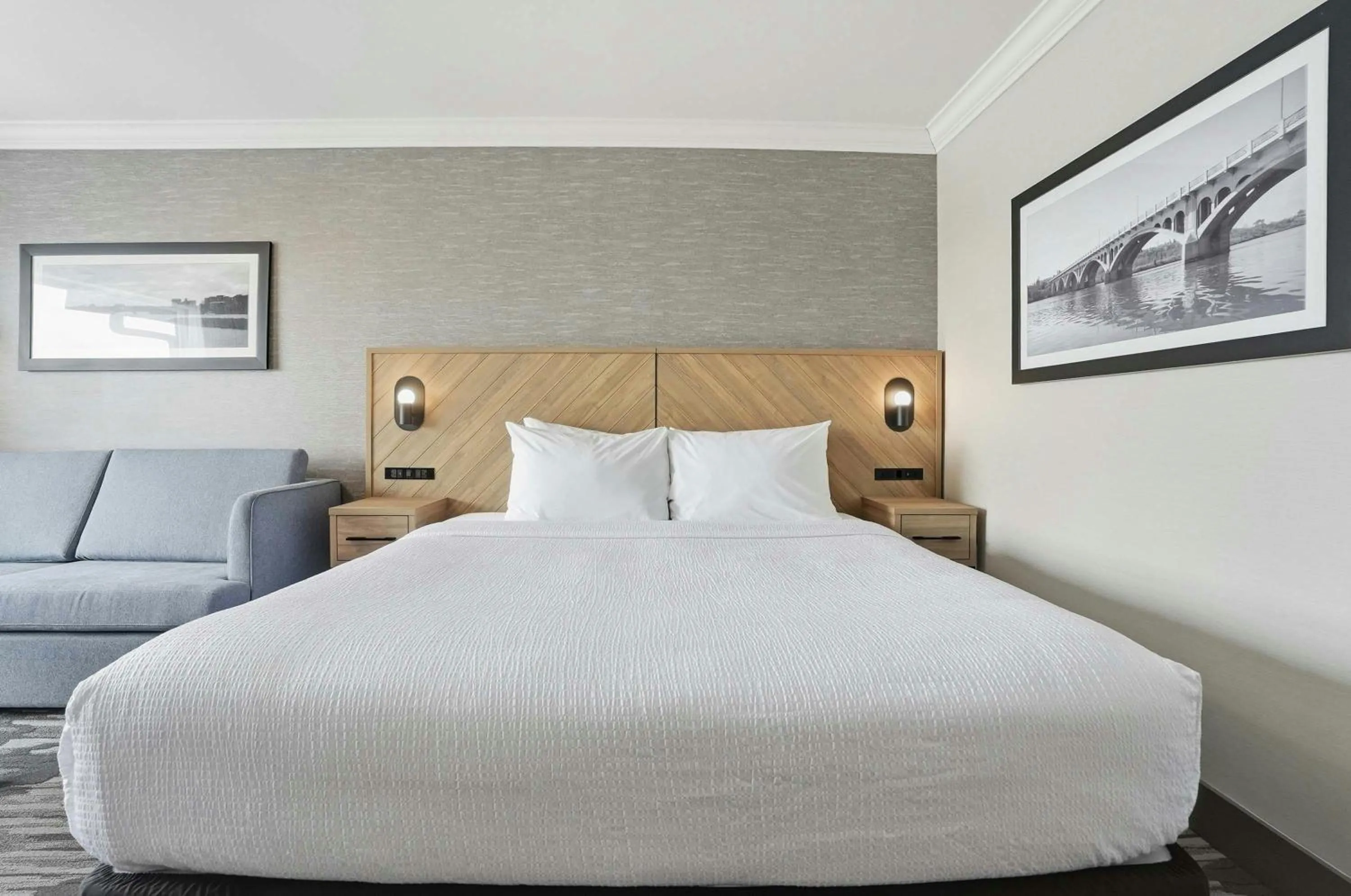 Photo of the whole room, Bed in Sandman Hotel Saskatoon