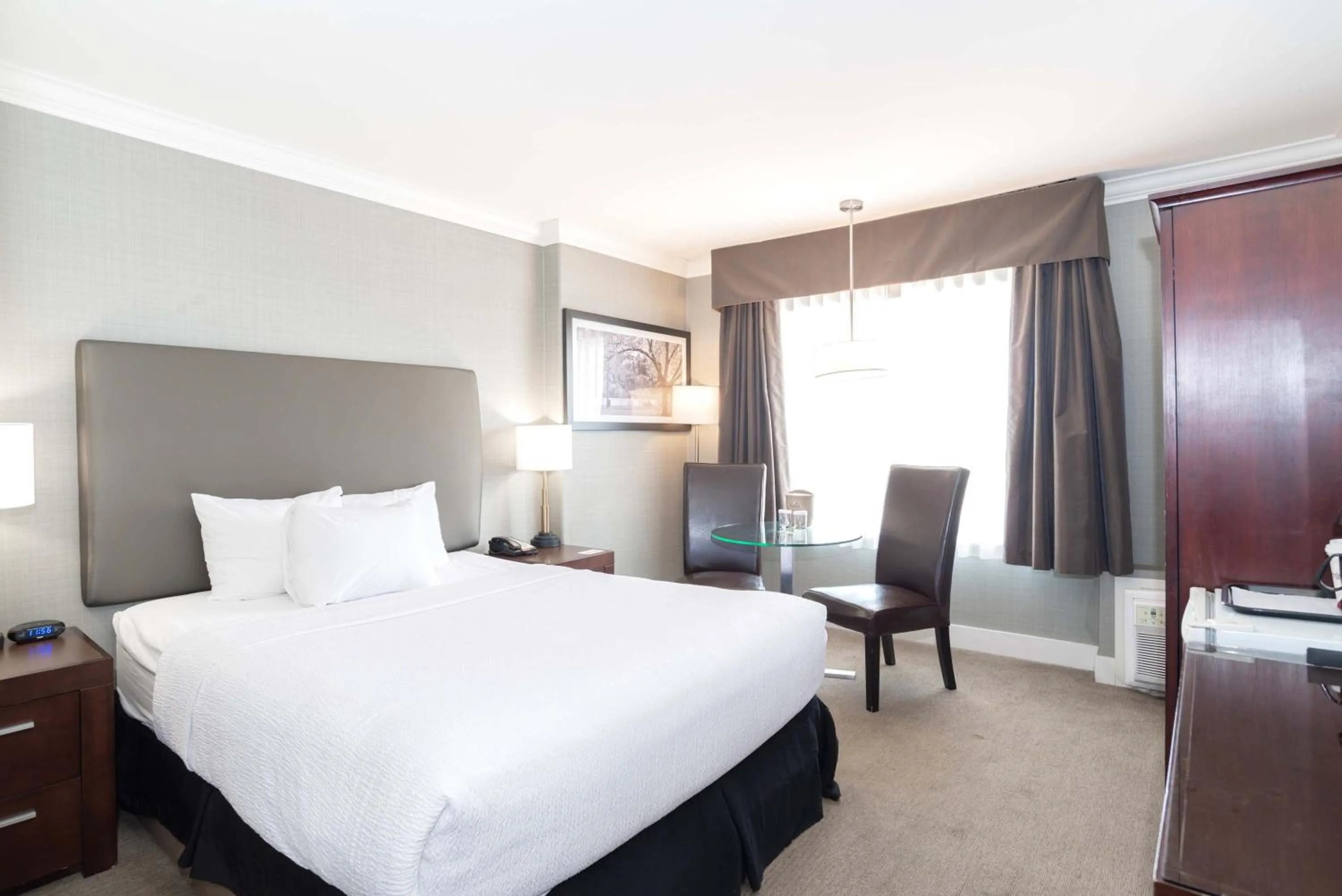 Photo of the whole room, Bed in Sandman Hotel Saskatoon