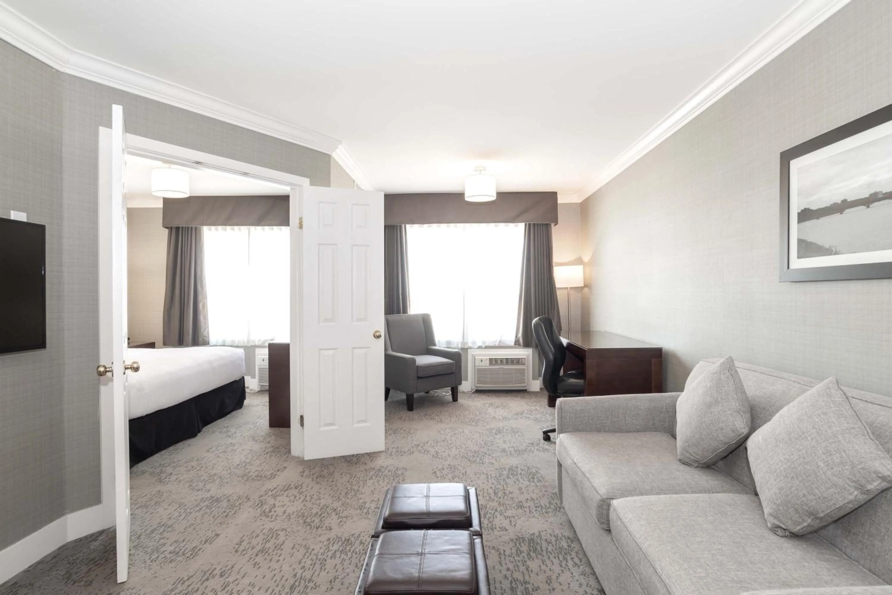 Photo of the whole room, Bed in Sandman Hotel Saskatoon