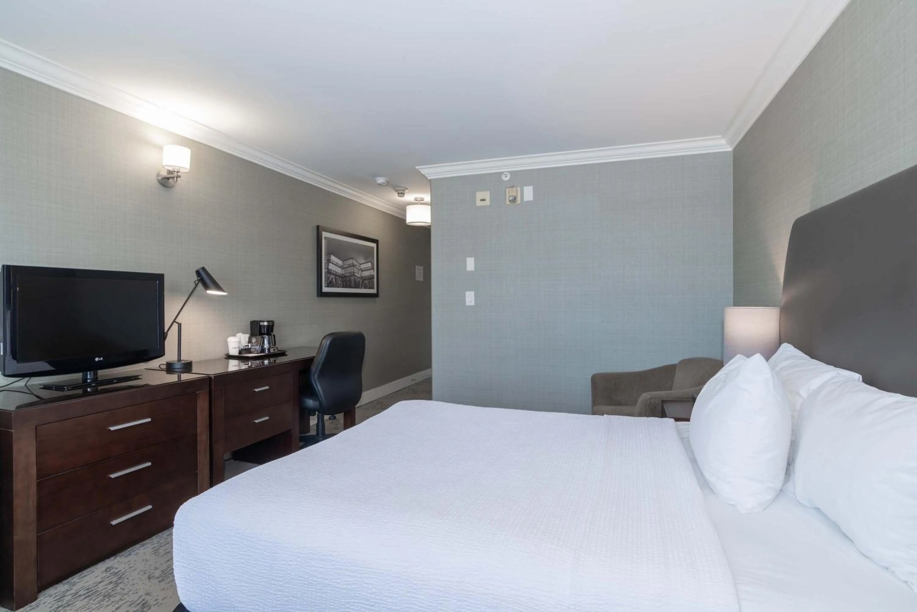 Photo of the whole room, Bed in Sandman Hotel Saskatoon