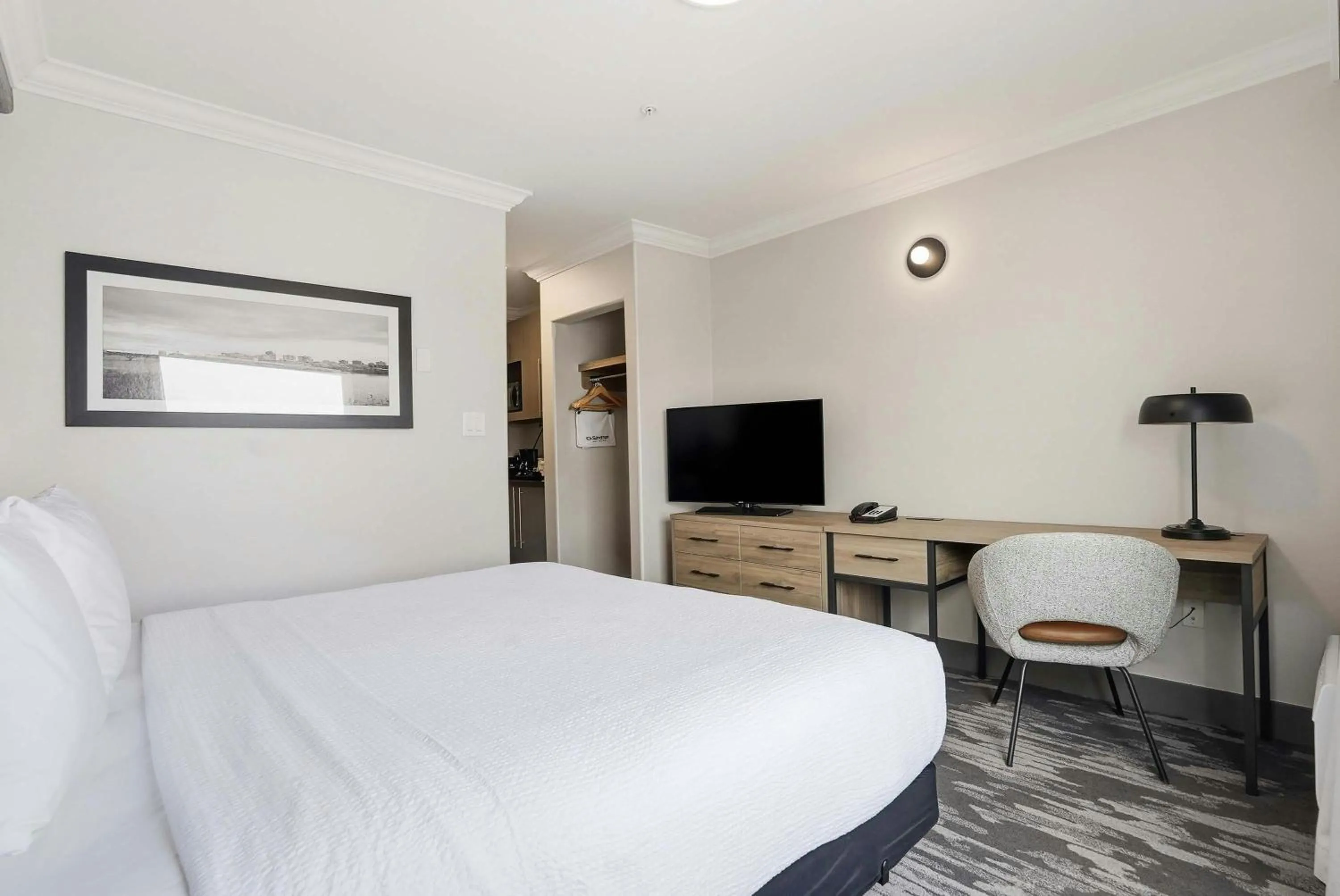 Photo of the whole room, Bed in Sandman Hotel Saskatoon